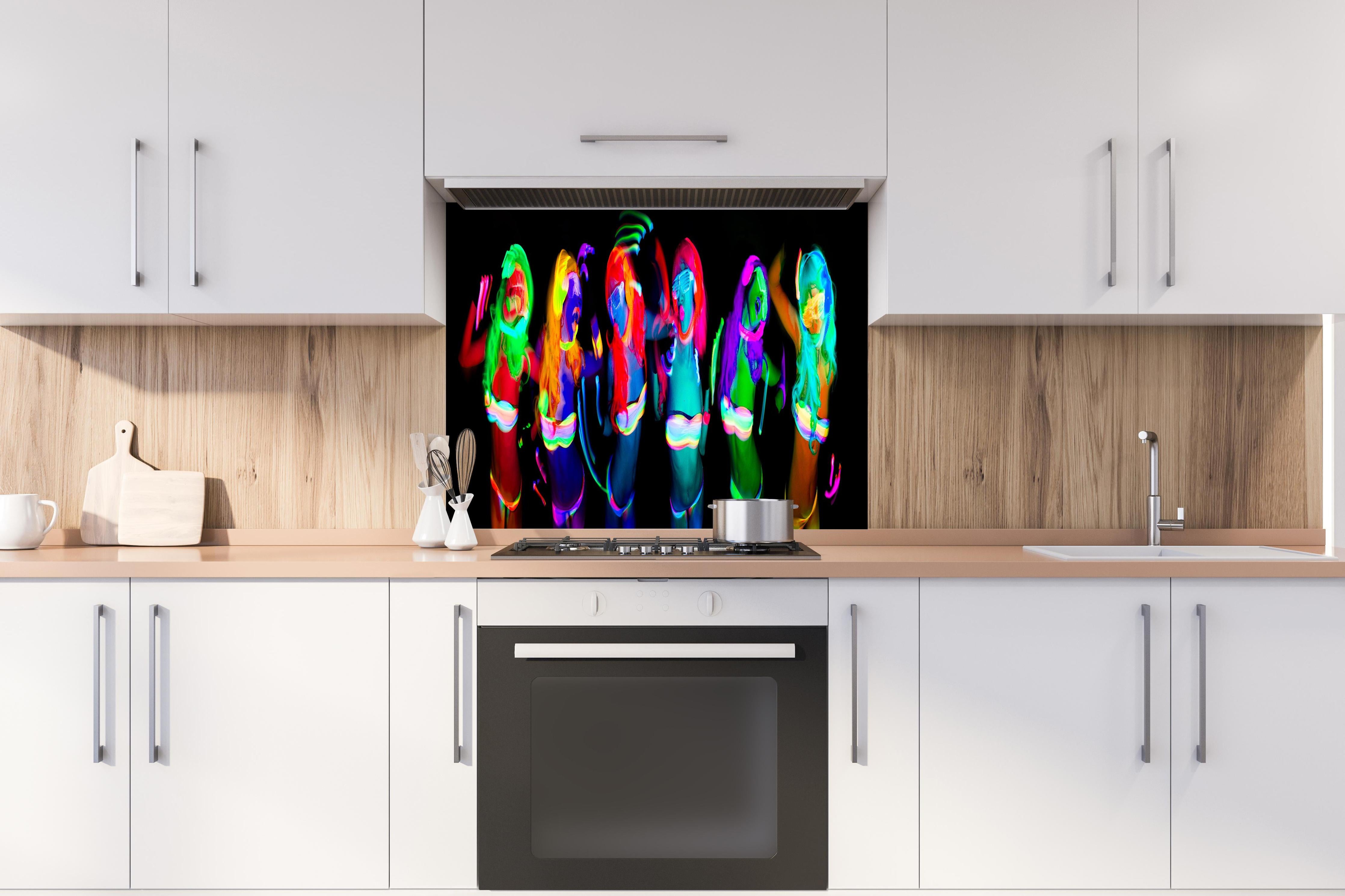 Spritzschutz - sexy neon uv glow tänzerin hinter einem Cerankochfeld zwischen Holz-Kochutensilien
