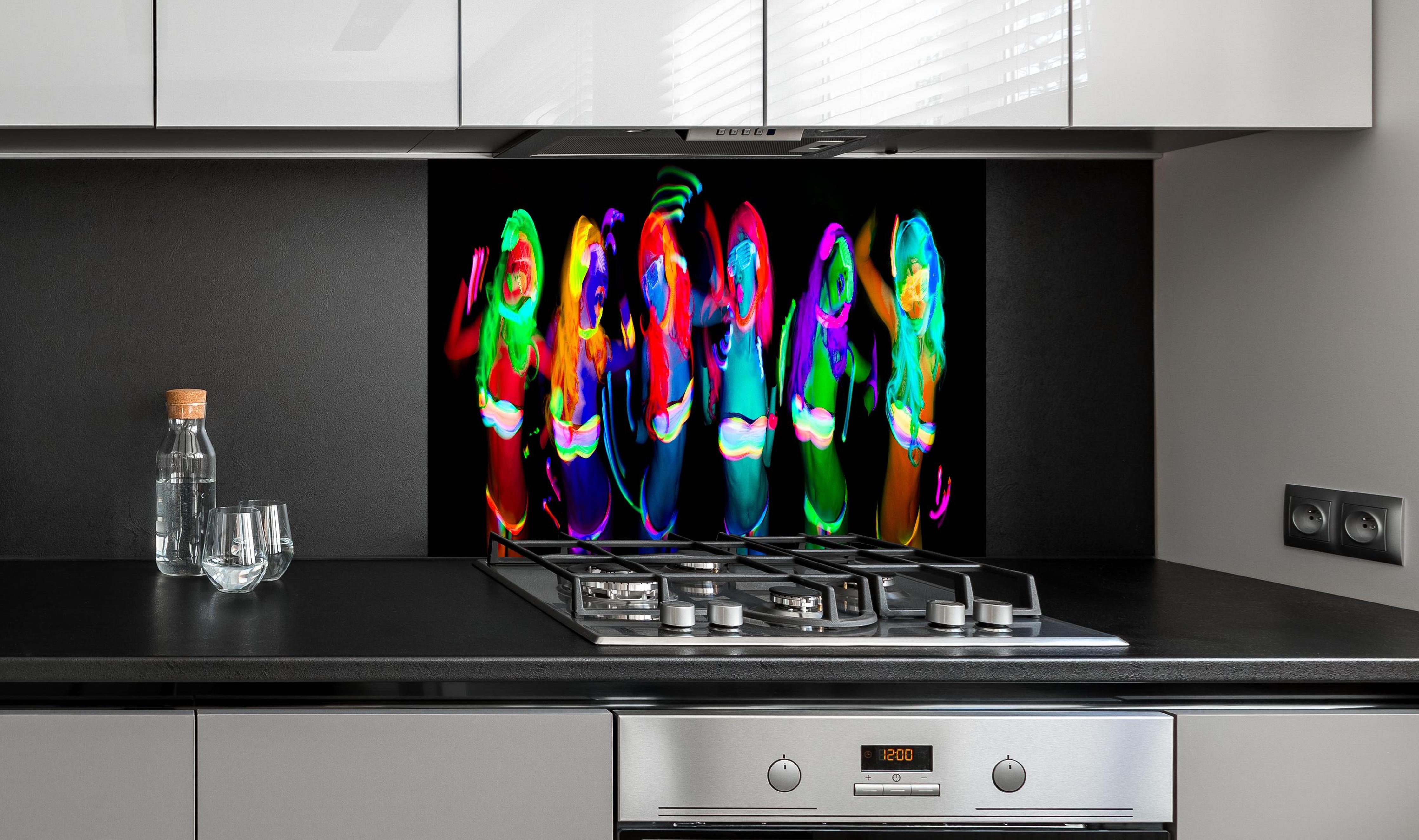 Spritzschutz - sexy neon uv glow tänzerin hinter einem Cerankochfeld zwischen Holz-Kochutensilien
