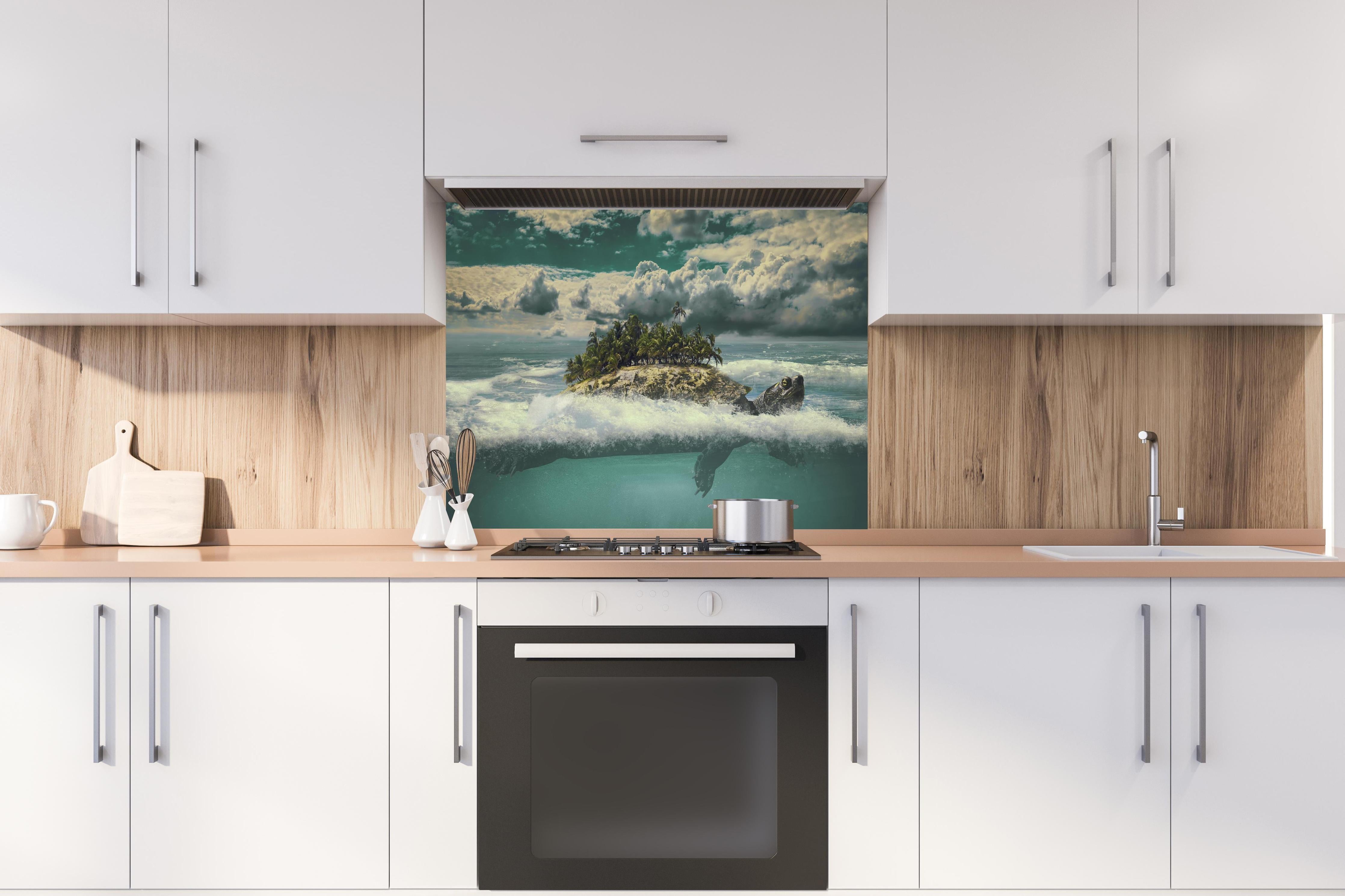 Spritzschutz - tropische Wanderinsel im Meer hinter einem Cerankochfeld zwischen Holz-Kochutensilien
