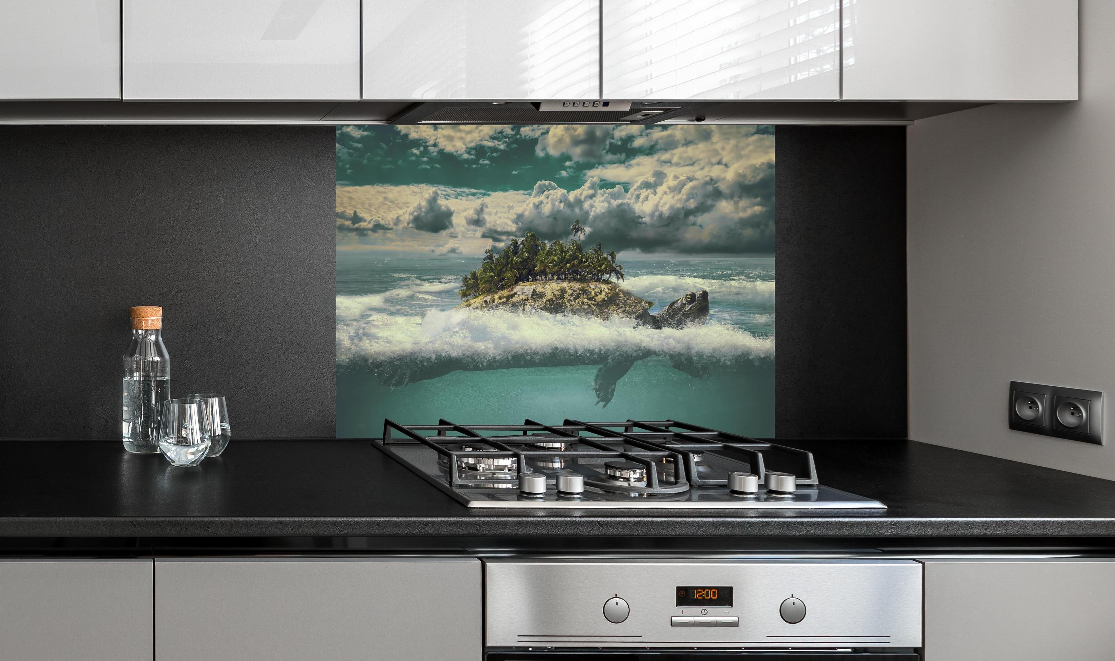 Spritzschutz - tropische Wanderinsel im Meer hinter einem Cerankochfeld zwischen Holz-Kochutensilien
