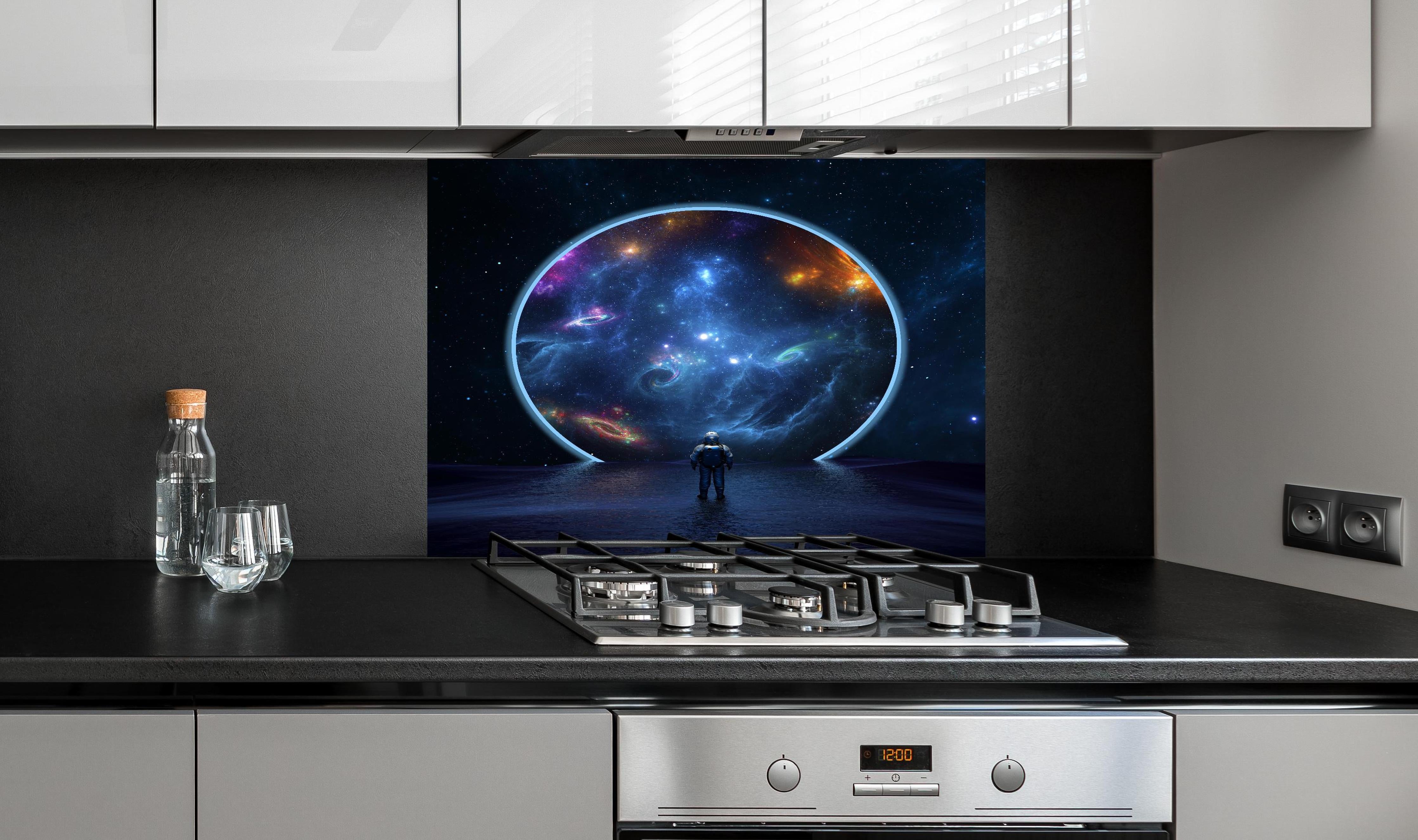 Spritzschutz - überspitze Darstellung - Weltall hinter einem Cerankochfeld zwischen Holz-Kochutensilien
