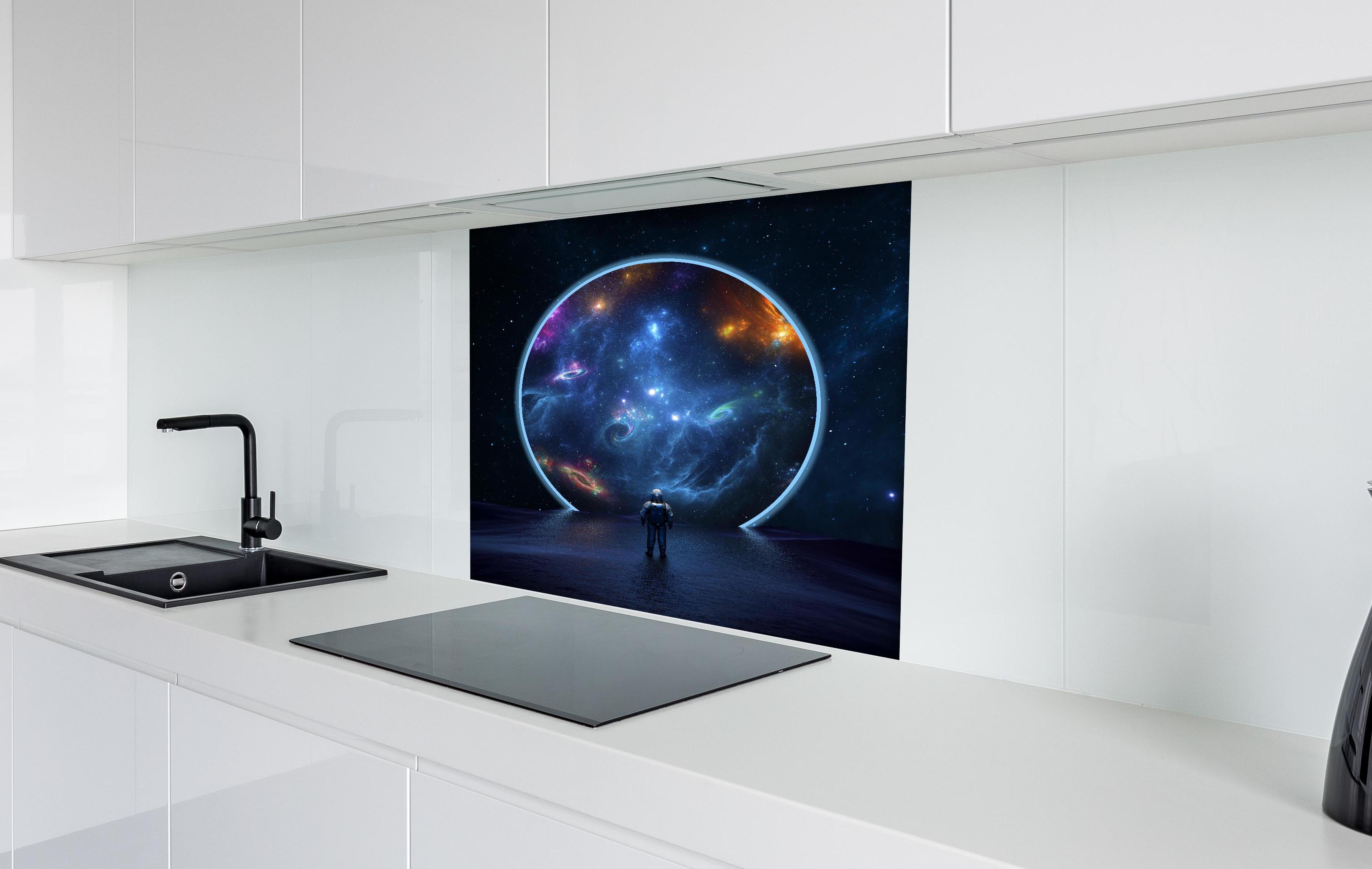 Spritzschutz - überspitze Darstellung - Weltall hinter einem Cerankochfeld zwischen Holz-Kochutensilien
