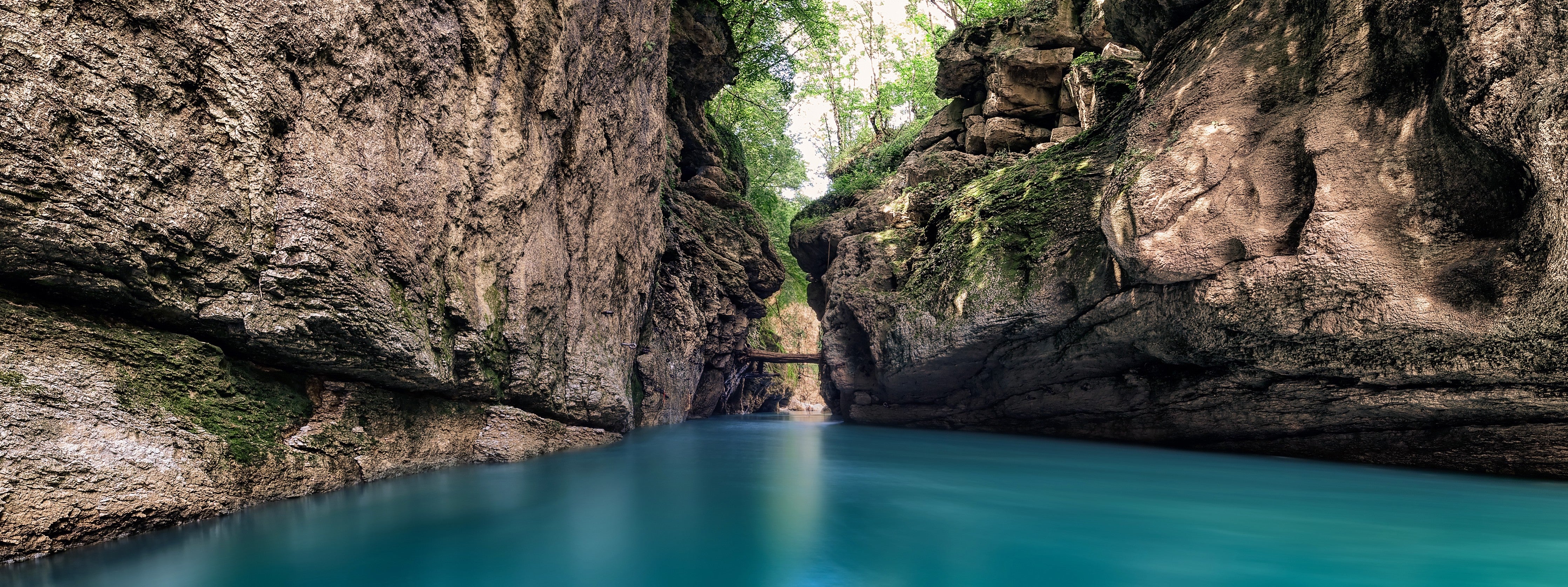 WC-Rückwand-Beeindruckende Felsenschlucht mit türkisblauem Fluss