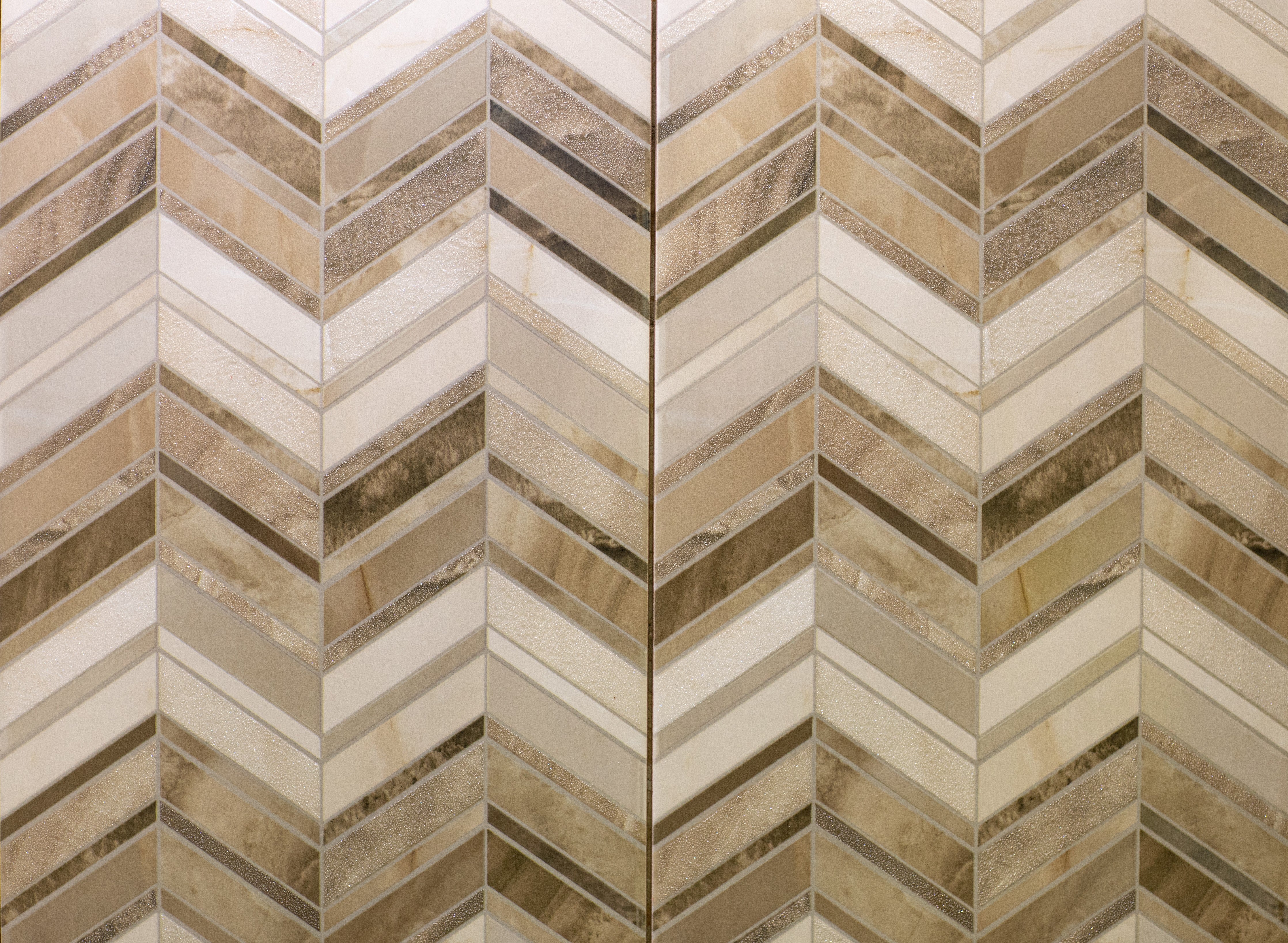 WC-Rückwand-Chevron-Mosaik in Beige und Braun