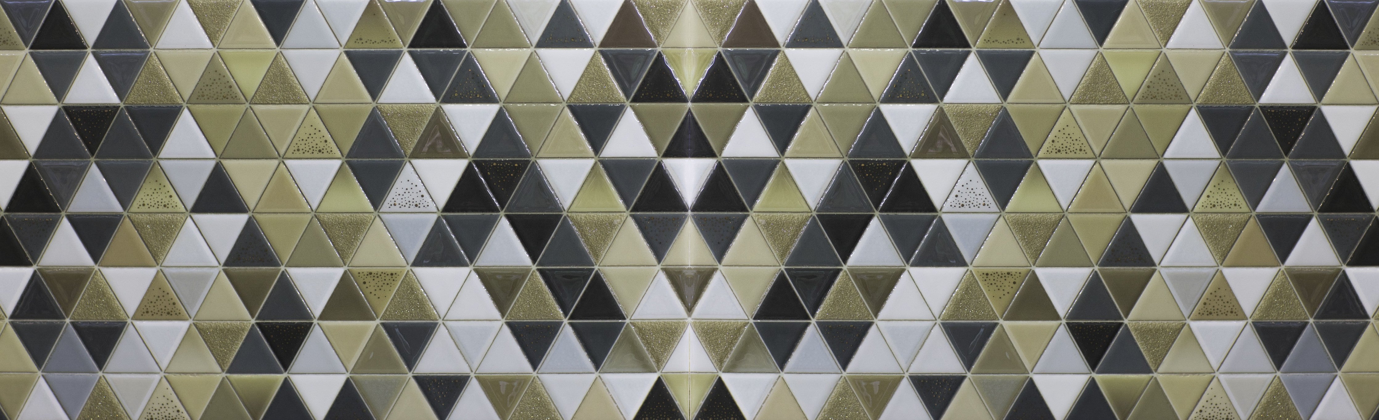 WC-Rückwand-Gold-Schwarz Mosaik Dreiecke Fliesen