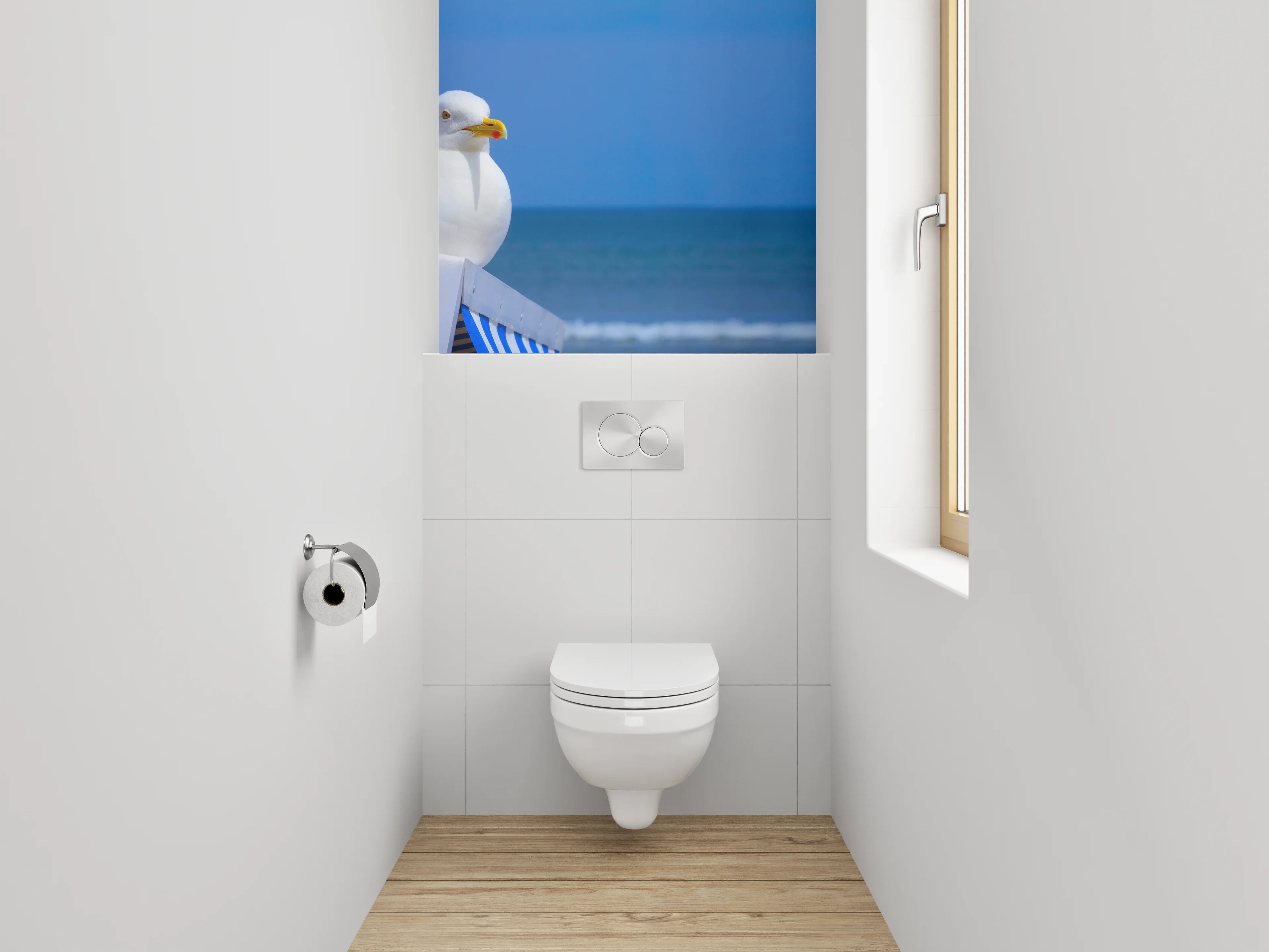 WC-Rückwand - Graue Federn auf Korb am Küstenrand