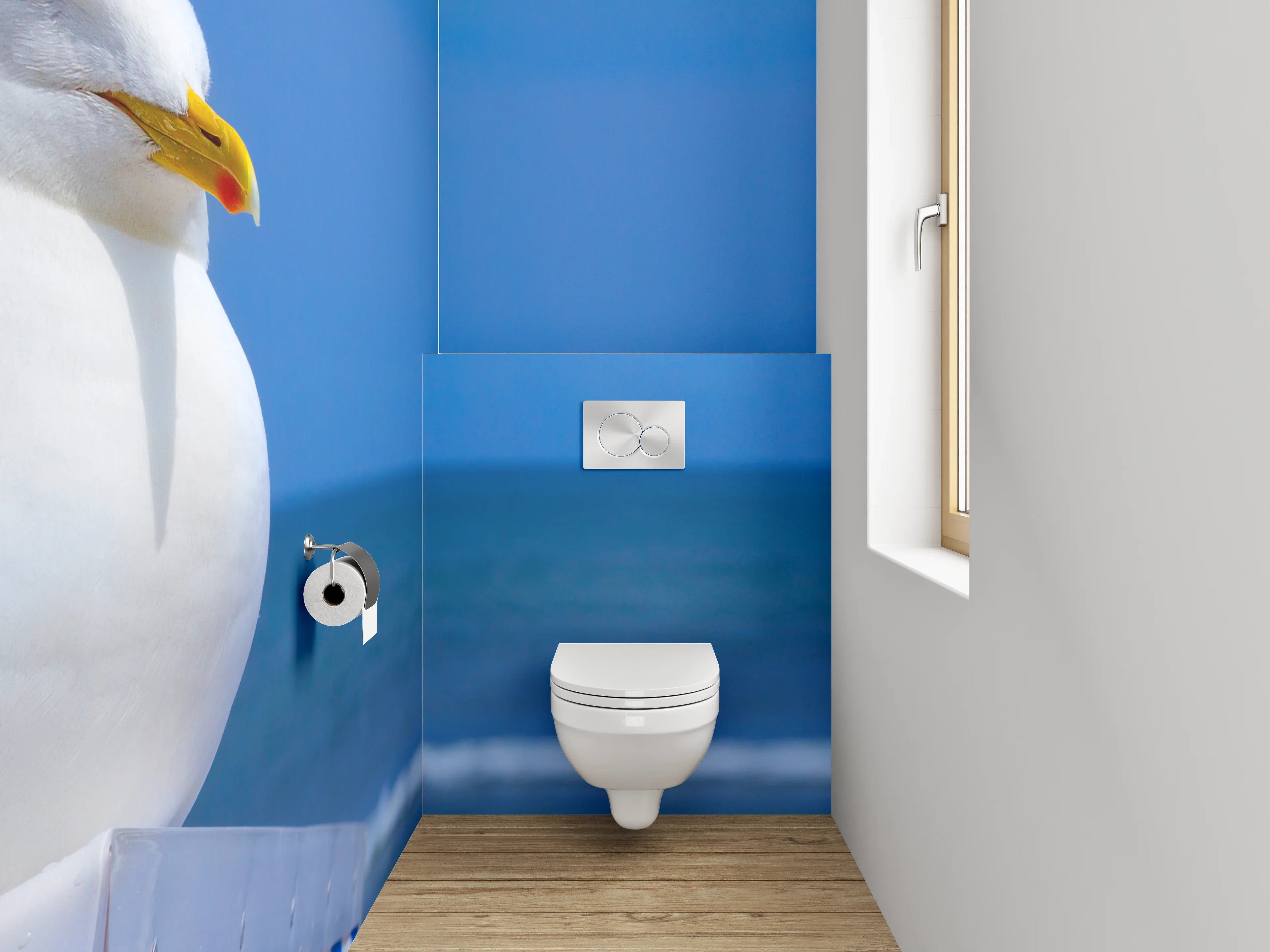 WC-Rückwand - Graue Federn auf Korb am Küstenrand