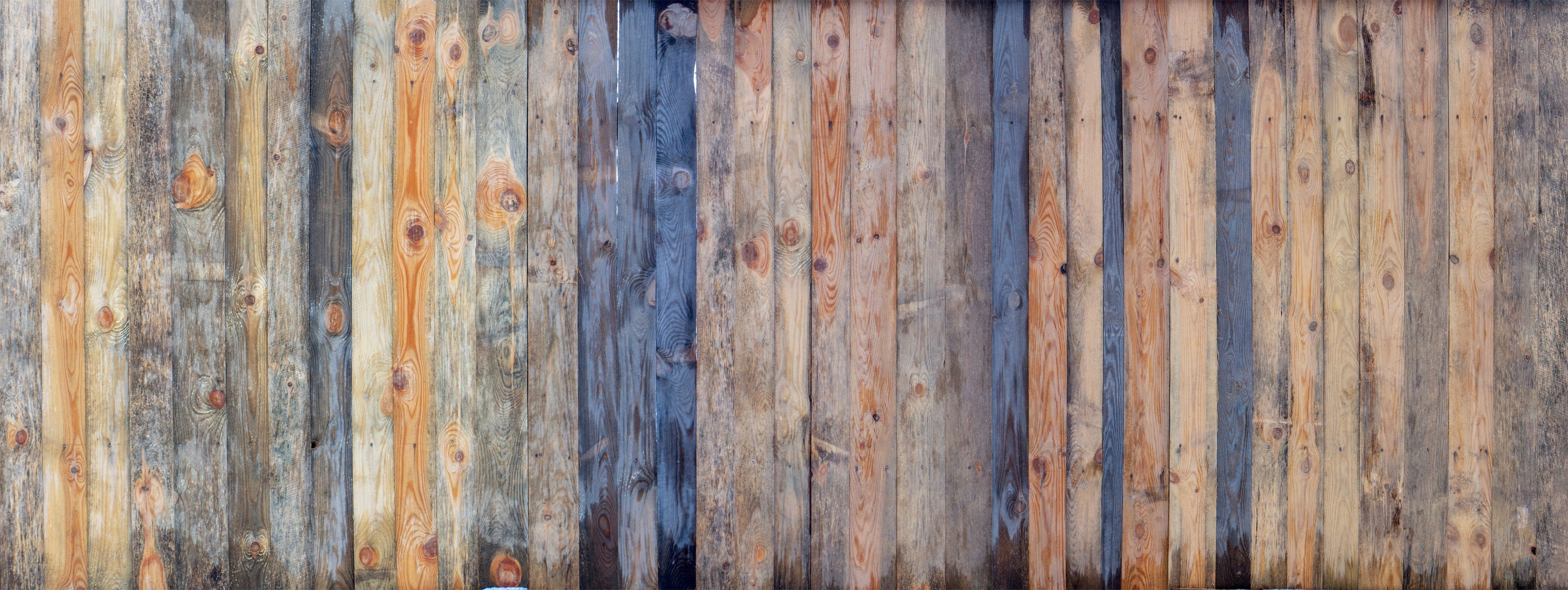 WC-Rückwand-Graue Holzlatten Wanddekor Weißakzente