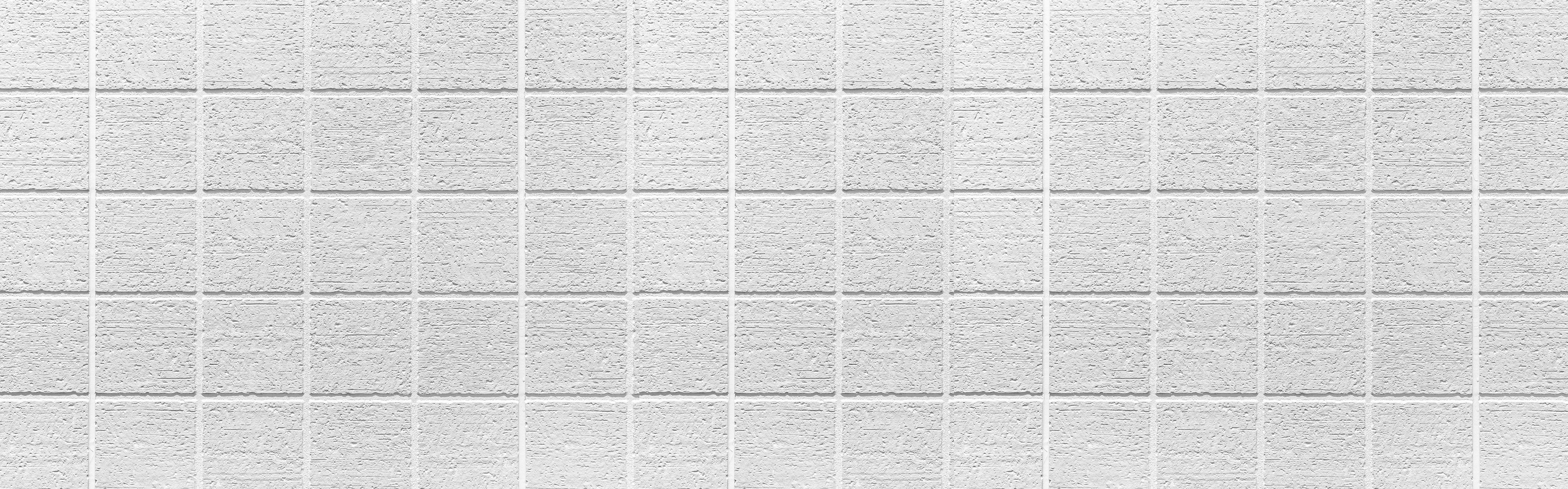 WC-Rückwand-Graue Nuancen in weißen Fliesen