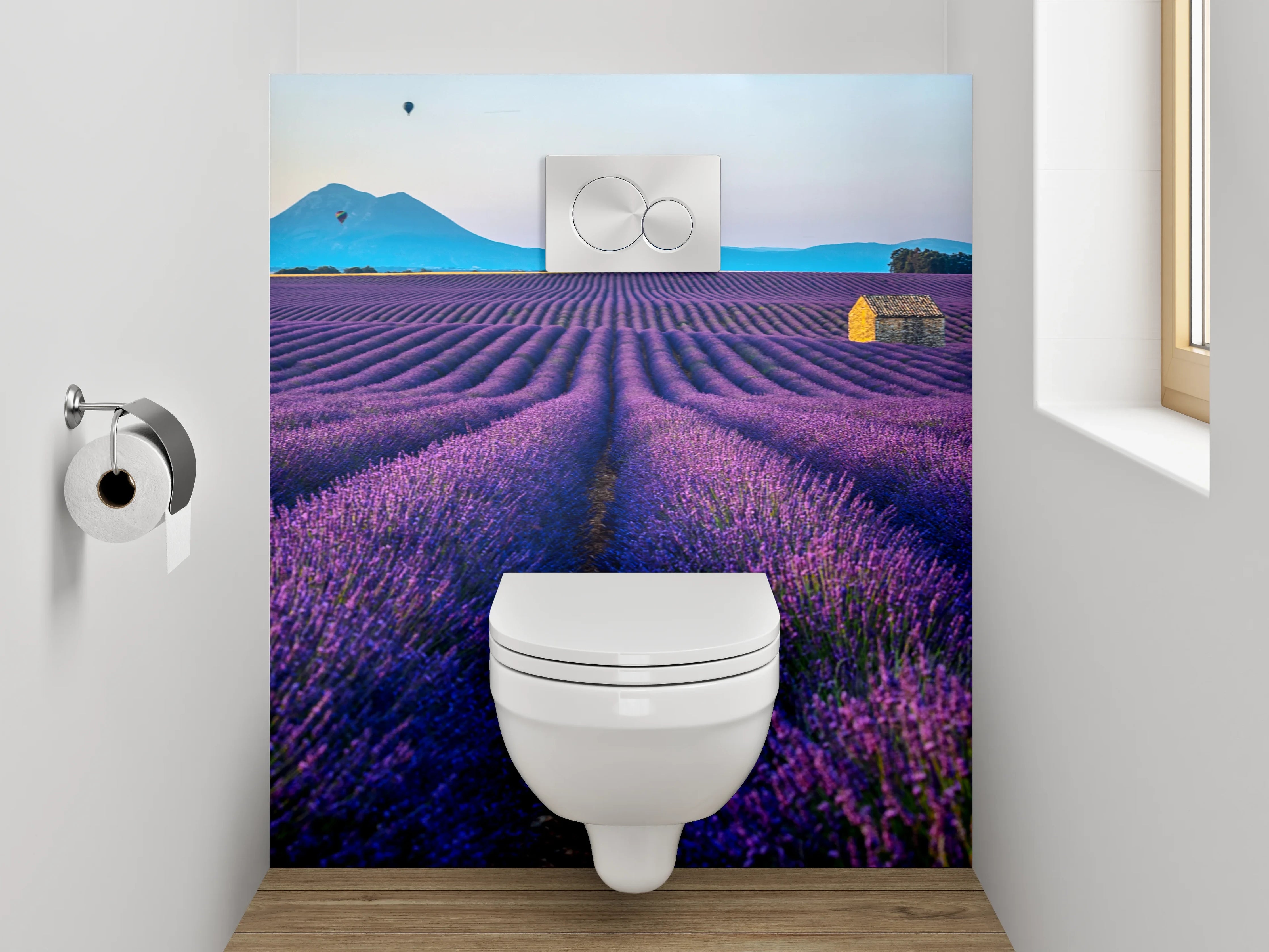 WC-Rückwand - Grauschimmer über weißen Lavendelzeilen