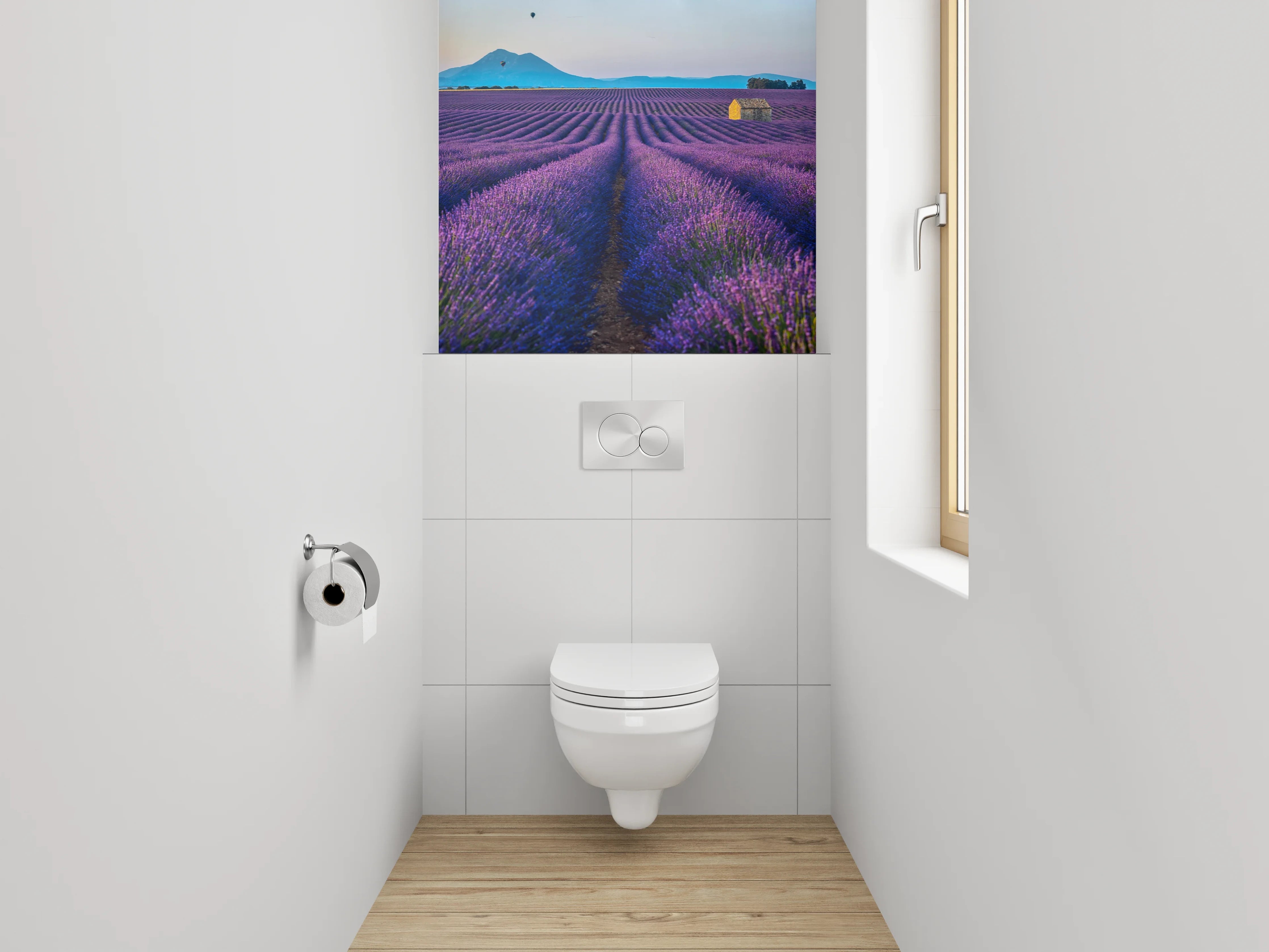 WC-Rückwand - Grauschimmer über weißen Lavendelzeilen