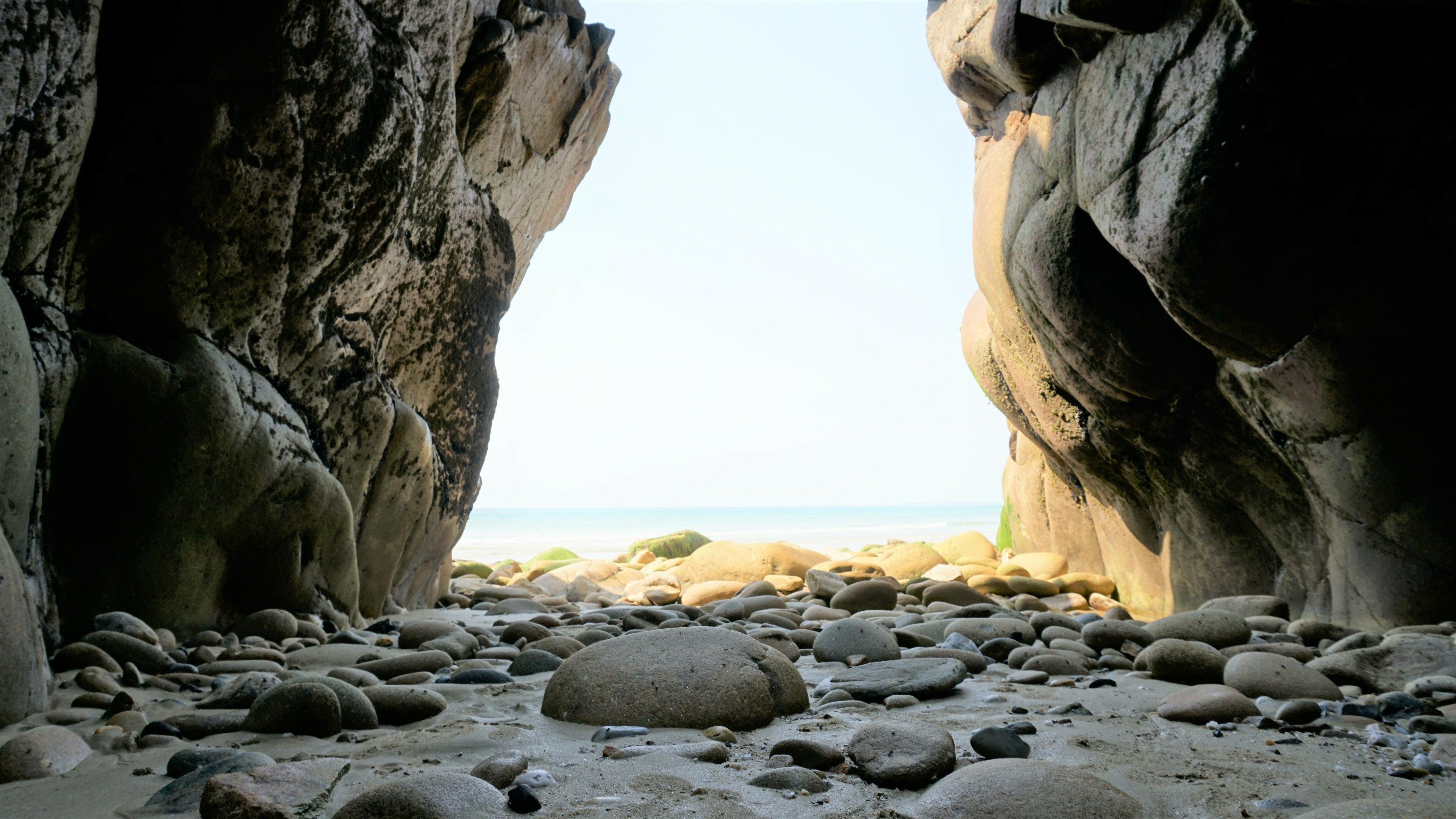 WC-Rückwand-Höhle mit Blick auf den Strand
