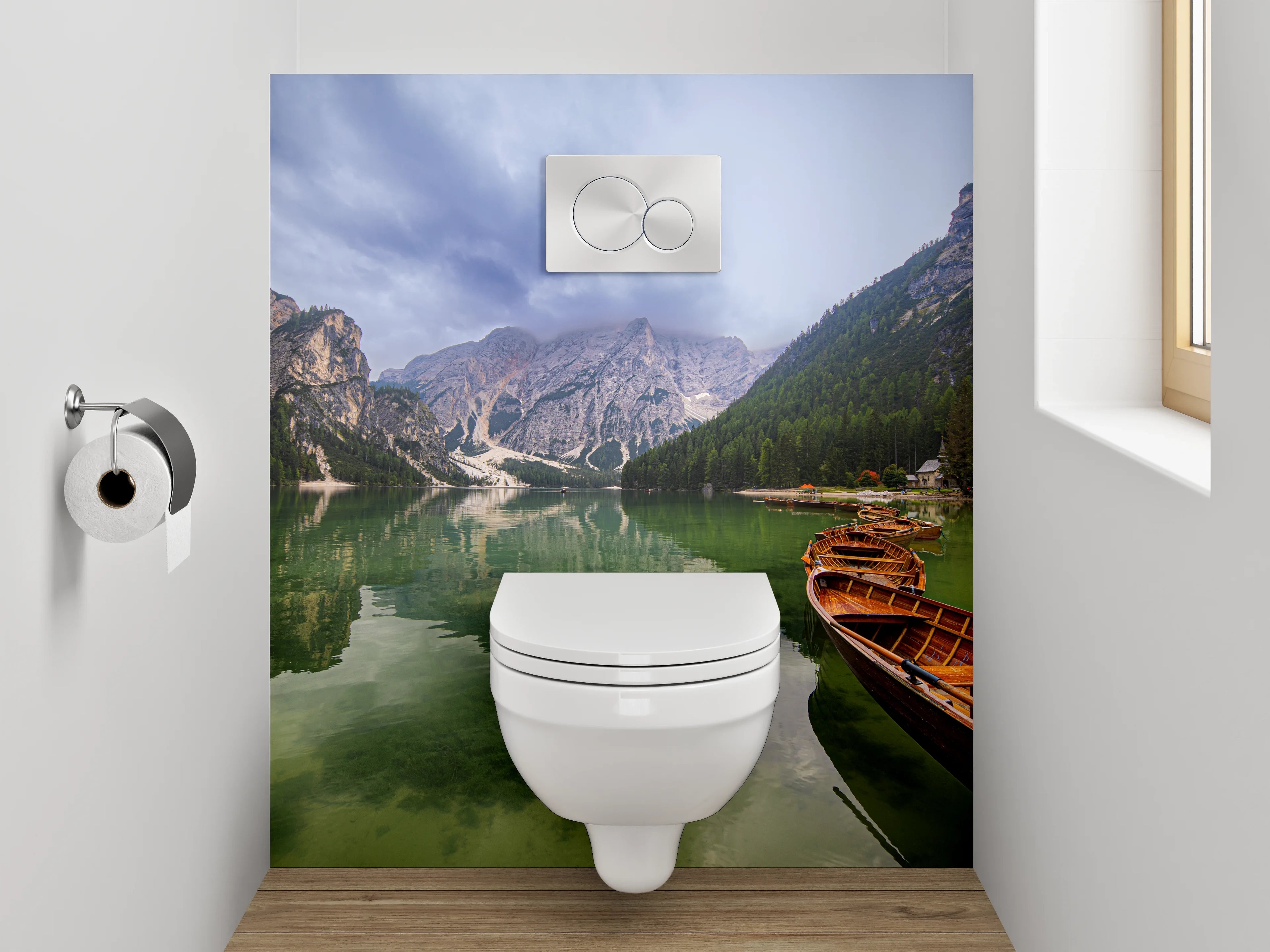 WC-Rückwand - Idyllischer Bergsee mit Booten