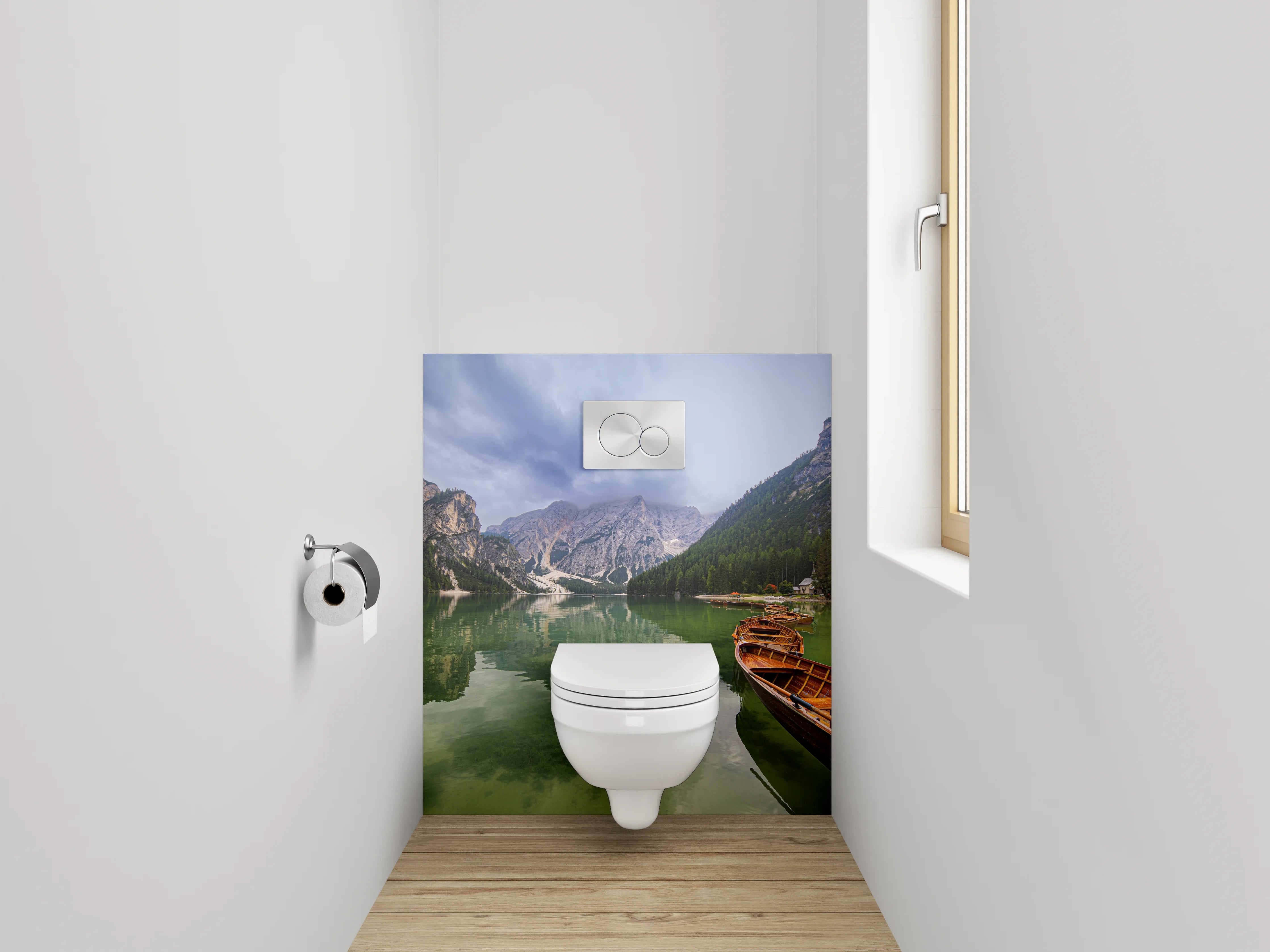 WC-Rückwand - Idyllischer Bergsee mit Booten