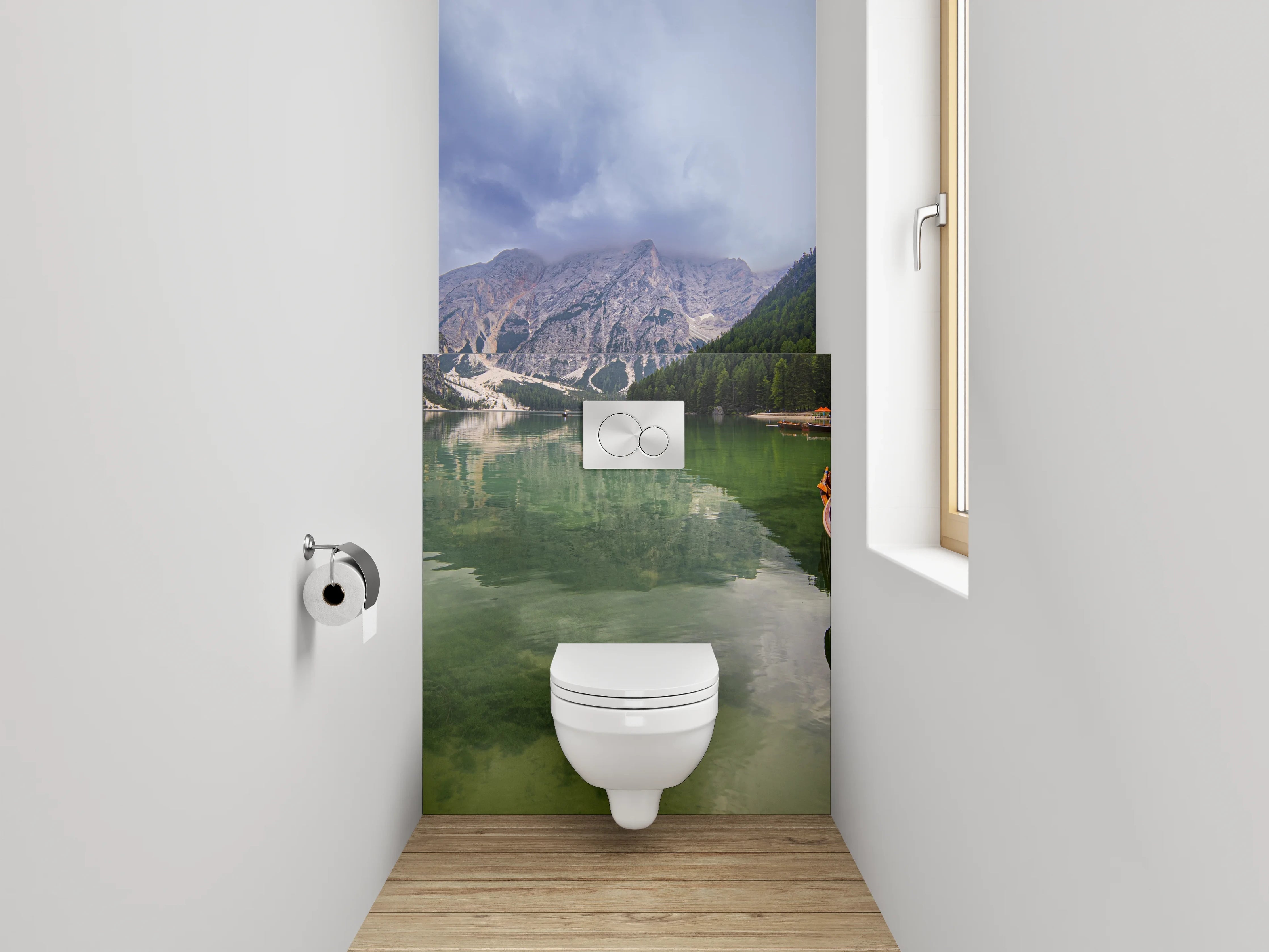 WC-Rückwand - Idyllischer Bergsee mit Booten