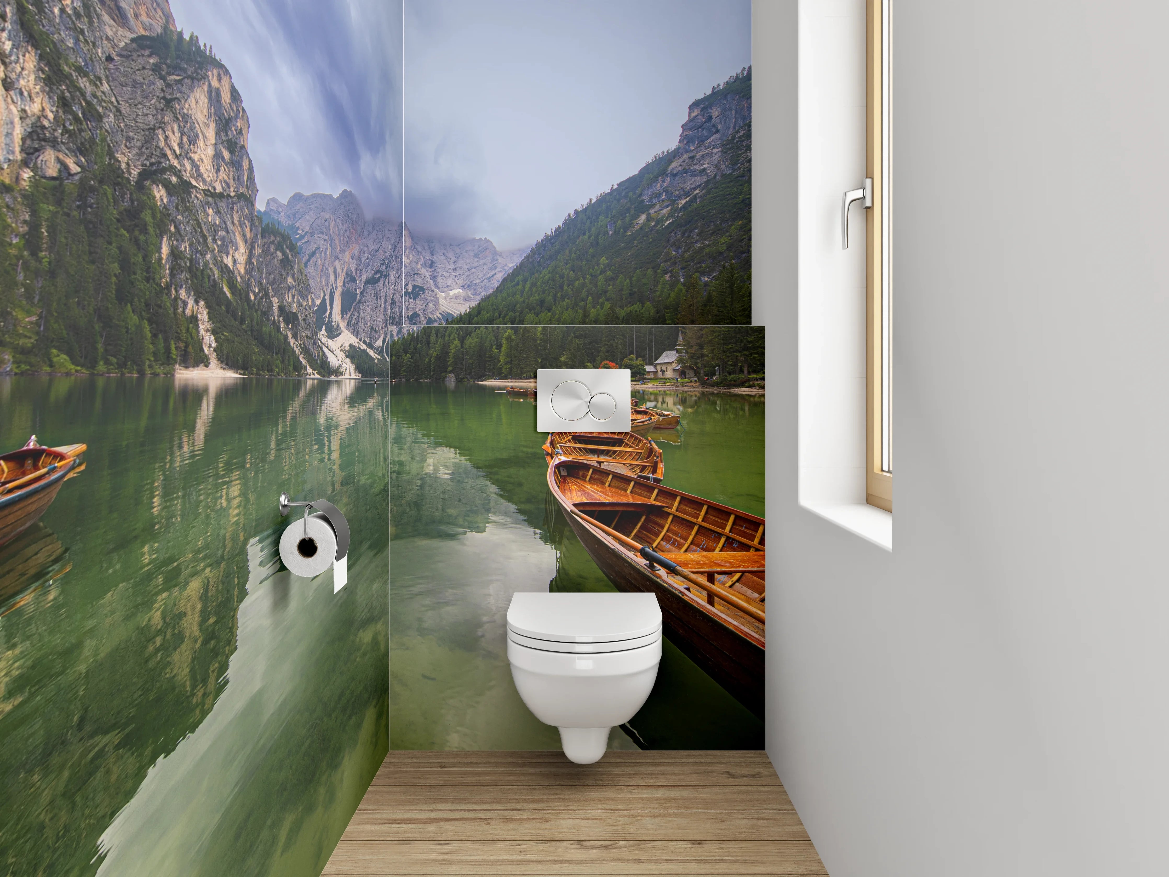 WC-Rückwand - Idyllischer Bergsee mit Booten