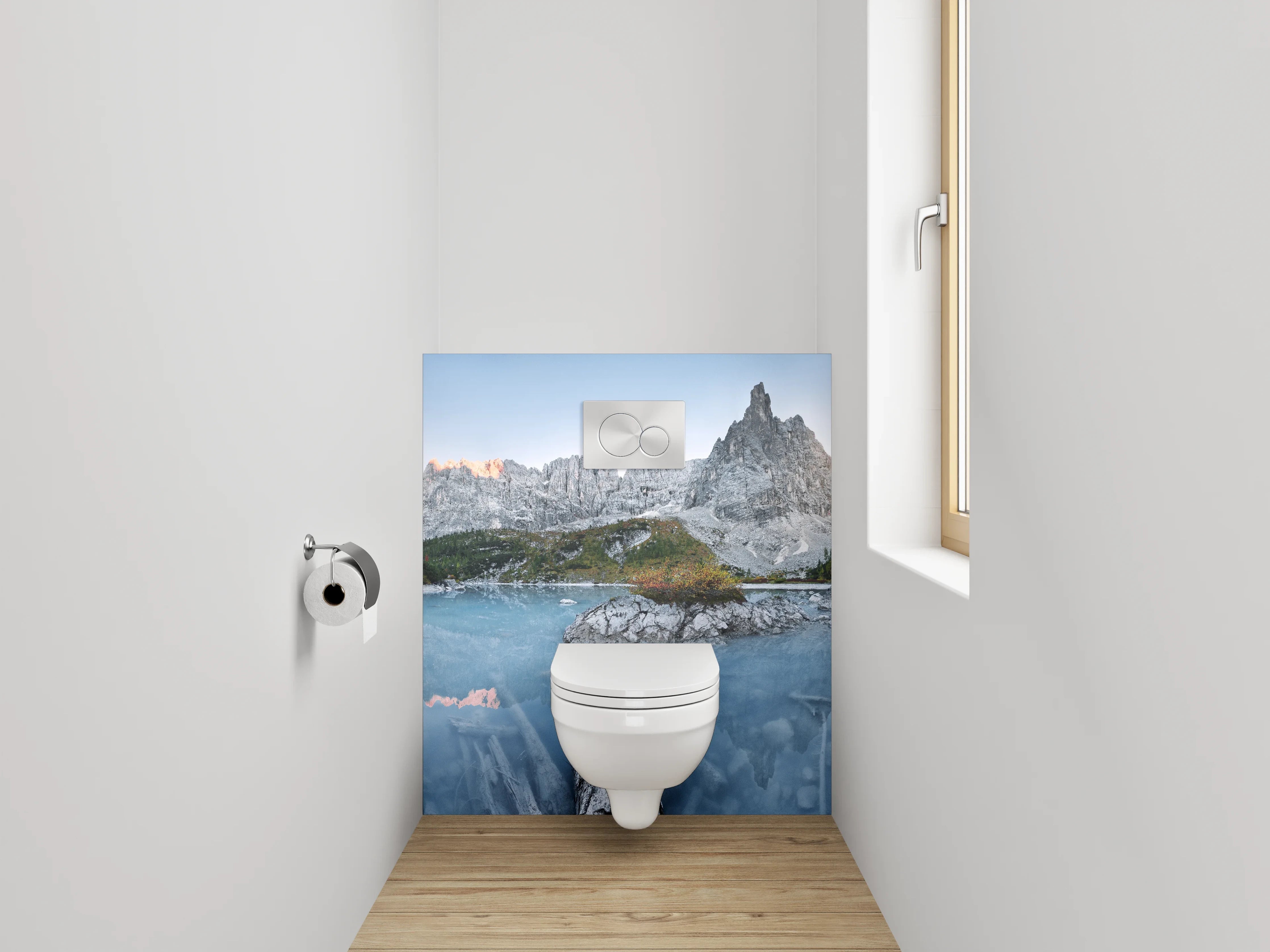 WC-Rückwand - Kristallklarer Bergsee und Felsgipfel