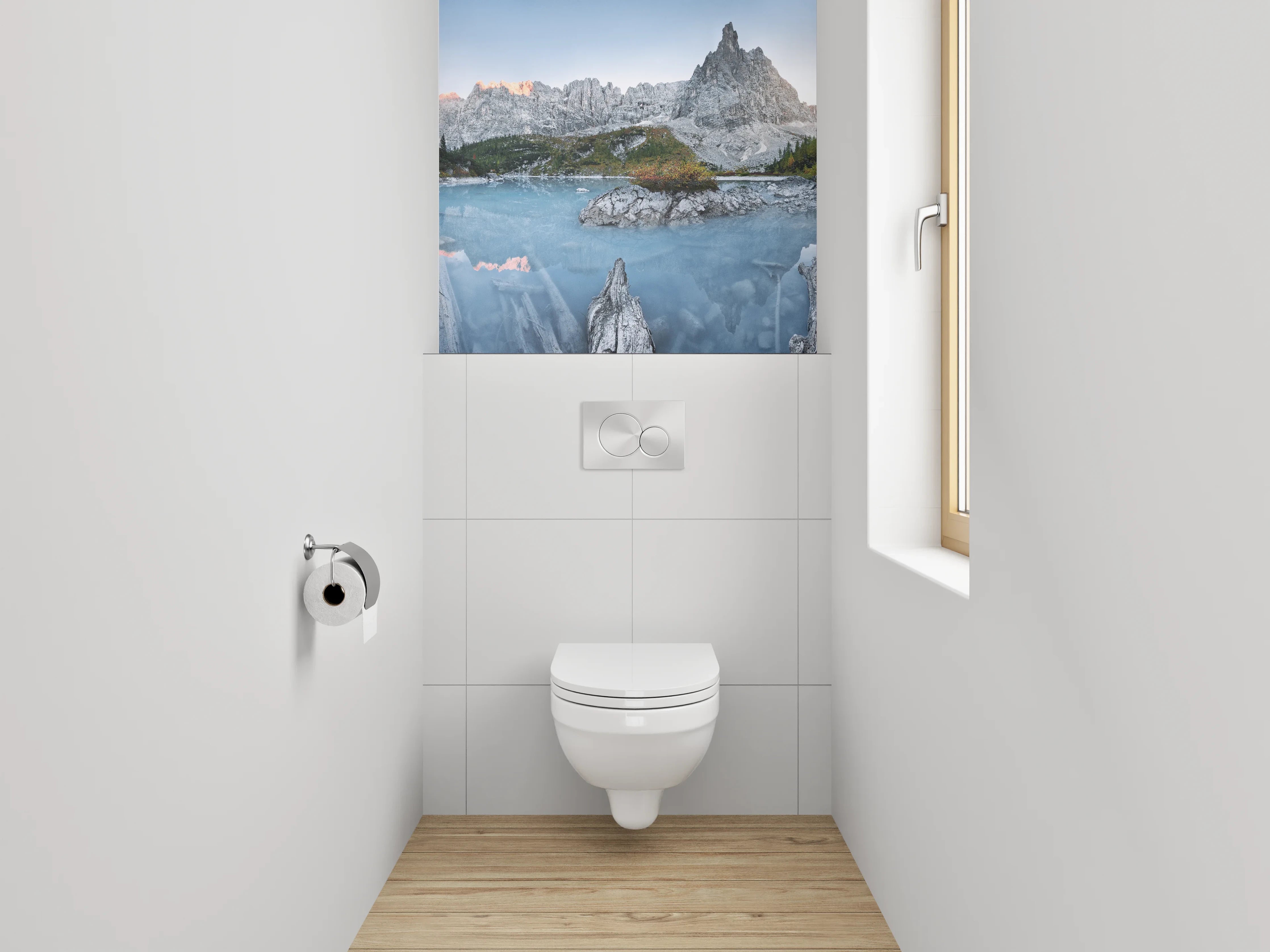 WC-Rückwand - Kristallklarer Bergsee und Felsgipfel
