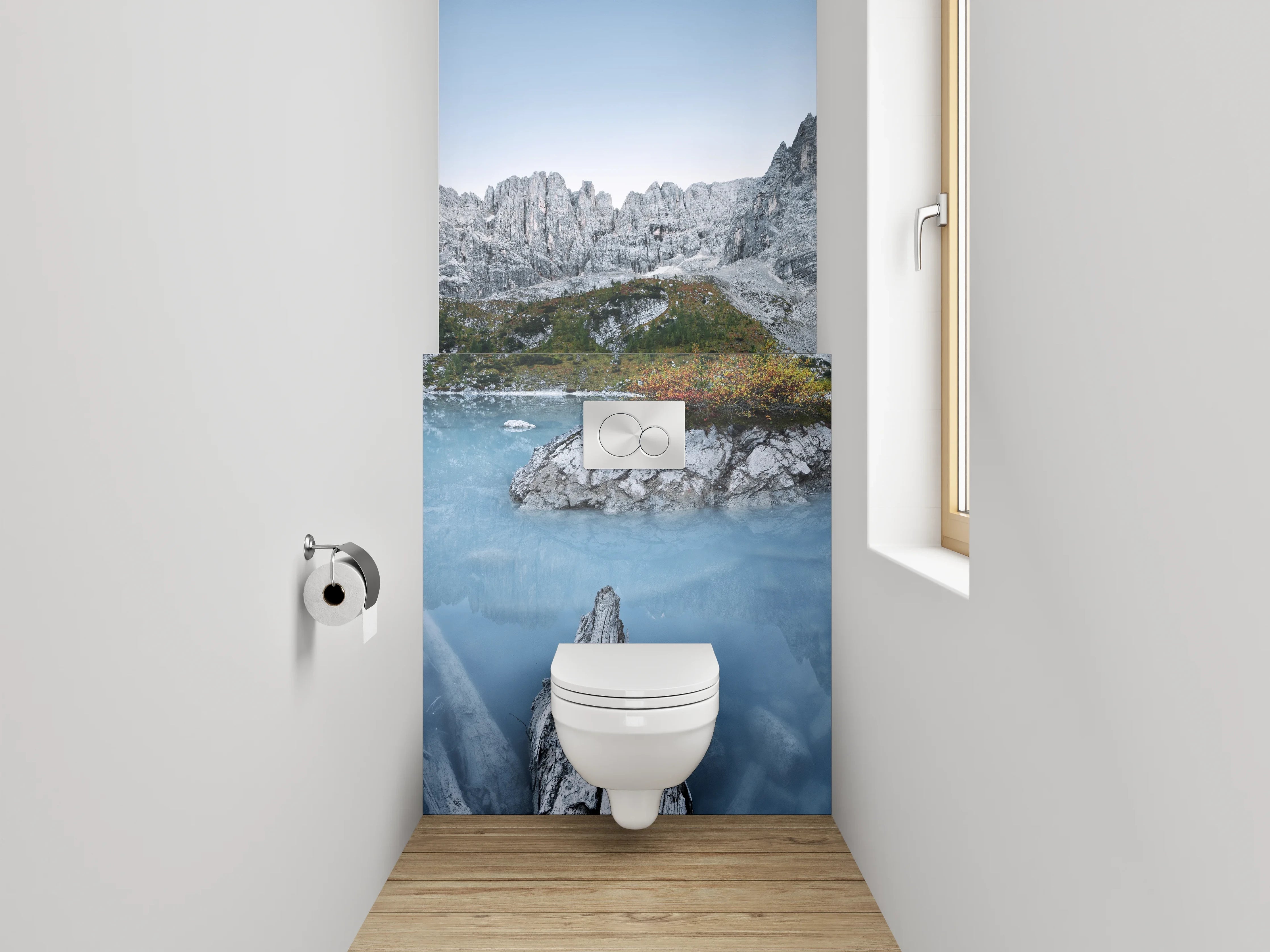 WC-Rückwand - Kristallklarer Bergsee und Felsgipfel