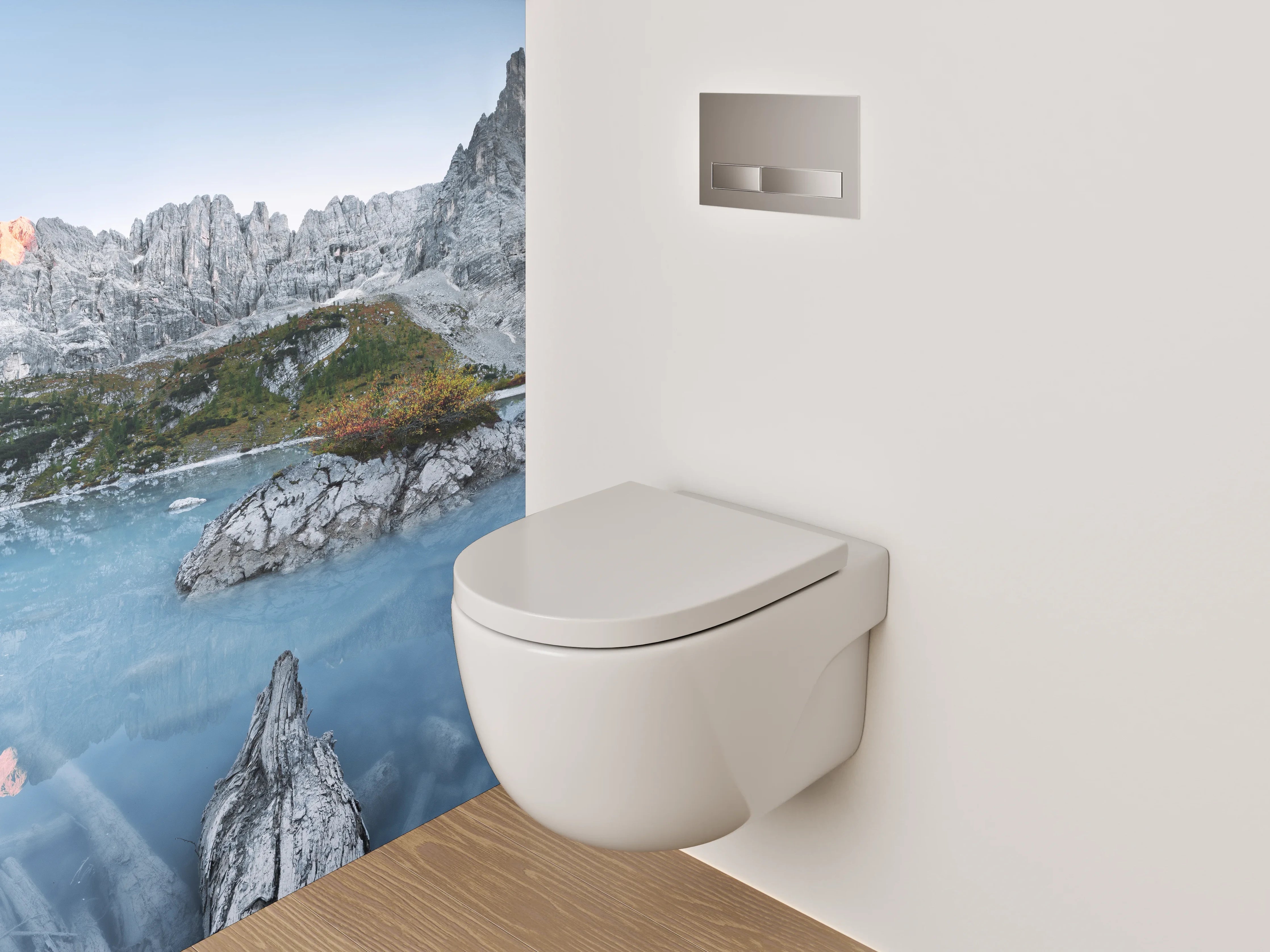 WC-Rückwand - Kristallklarer Bergsee und Felsgipfel