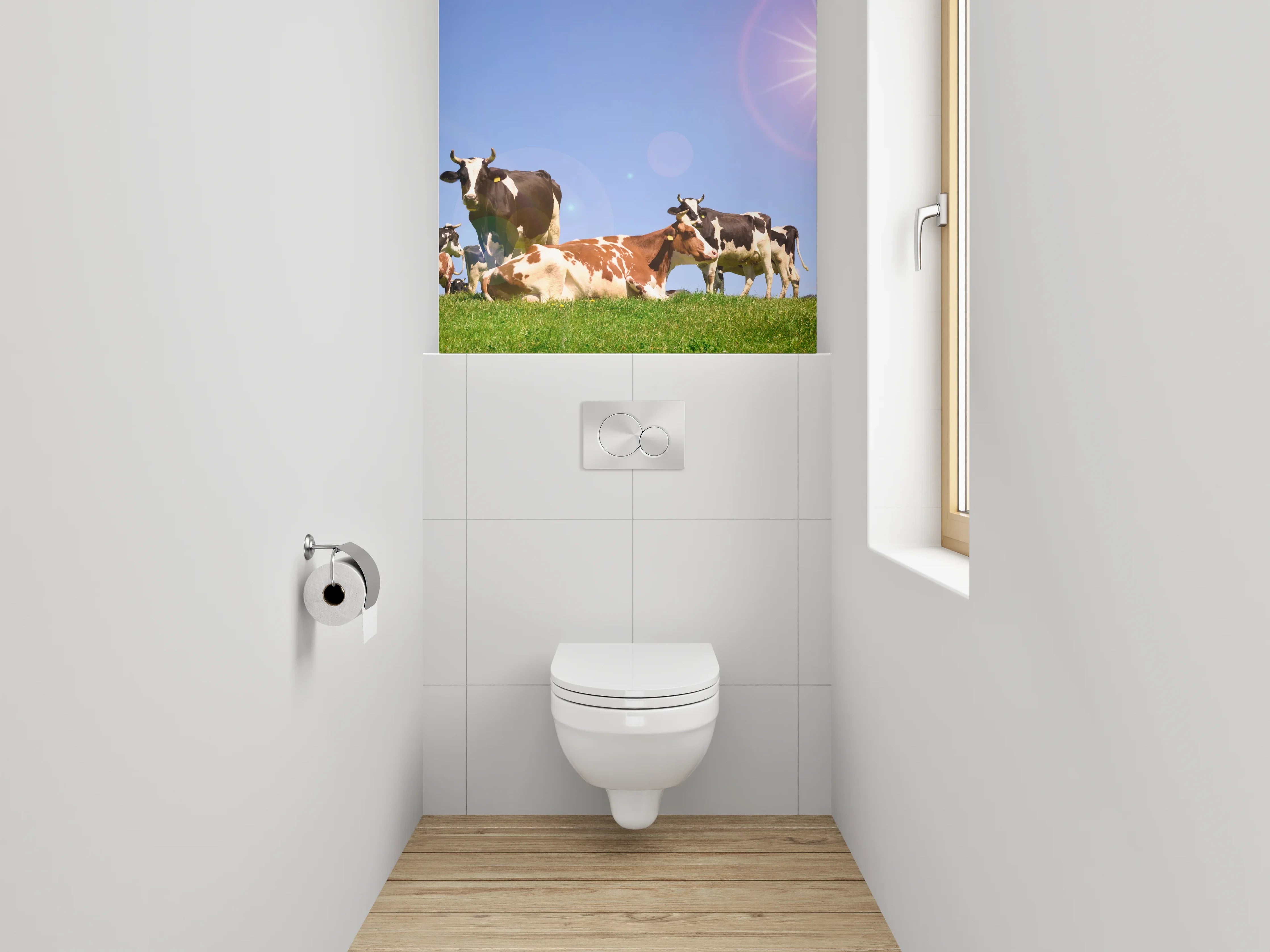 WC-Rückwand - Kühe auf grüner Weide unter Sonnenhimmel