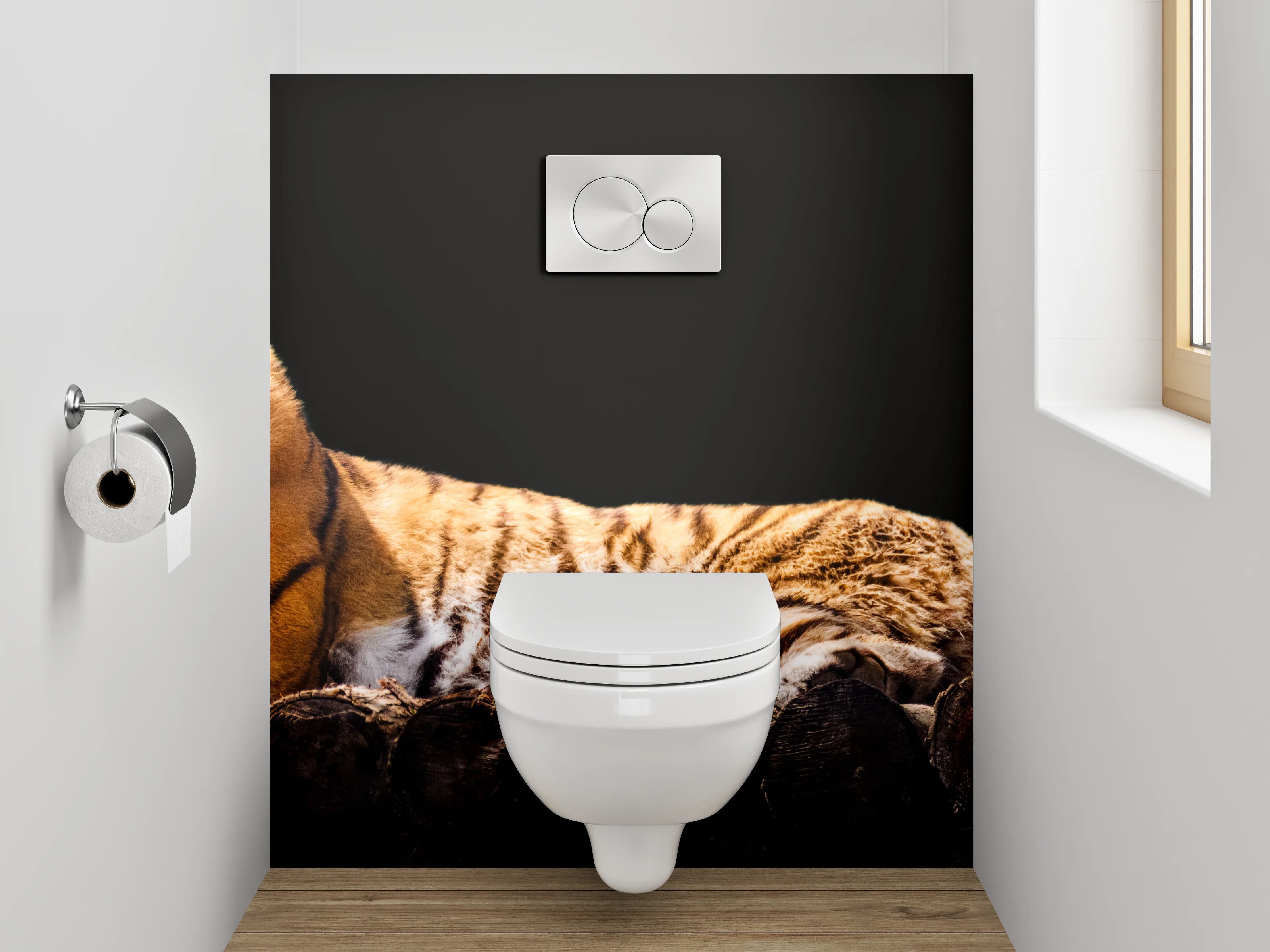 WC-Rückwand - Majestätischer Tiger auf Holzstämmen