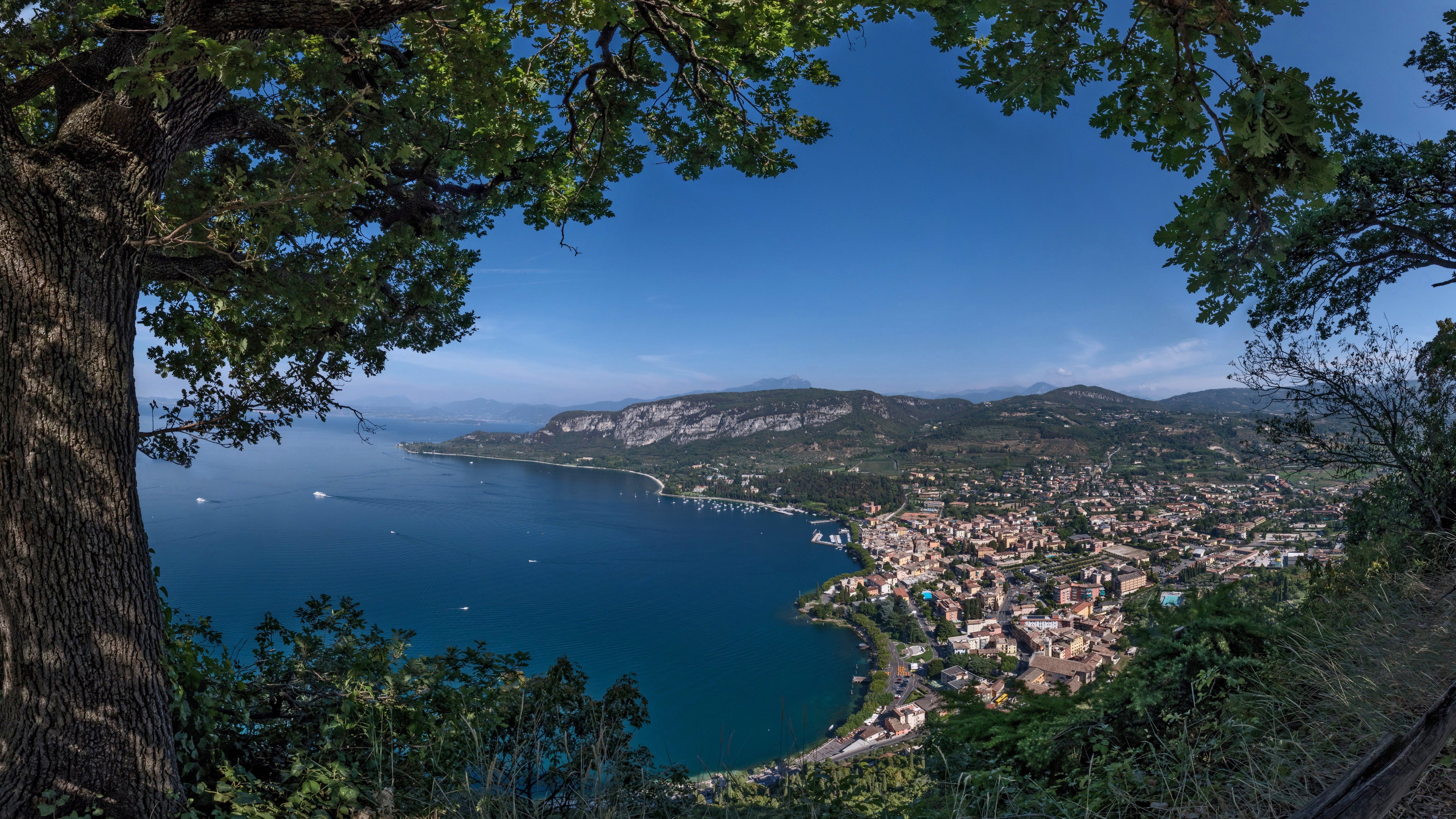 WC-Rückwand-Panoramablick auf See und Berge