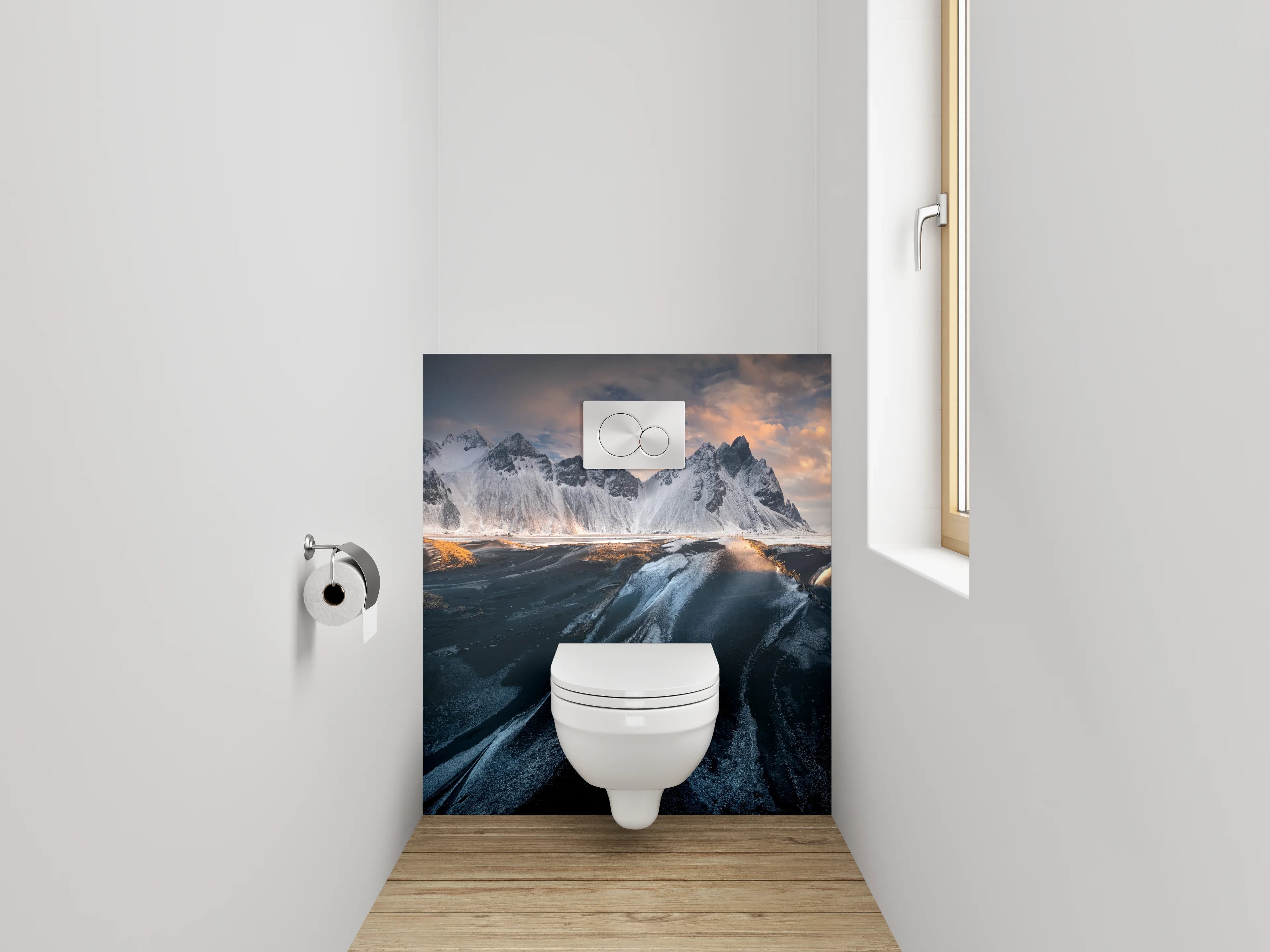 WC-Rückwand - Schwarzer Sandstrand mit schneebedeckten Bergen