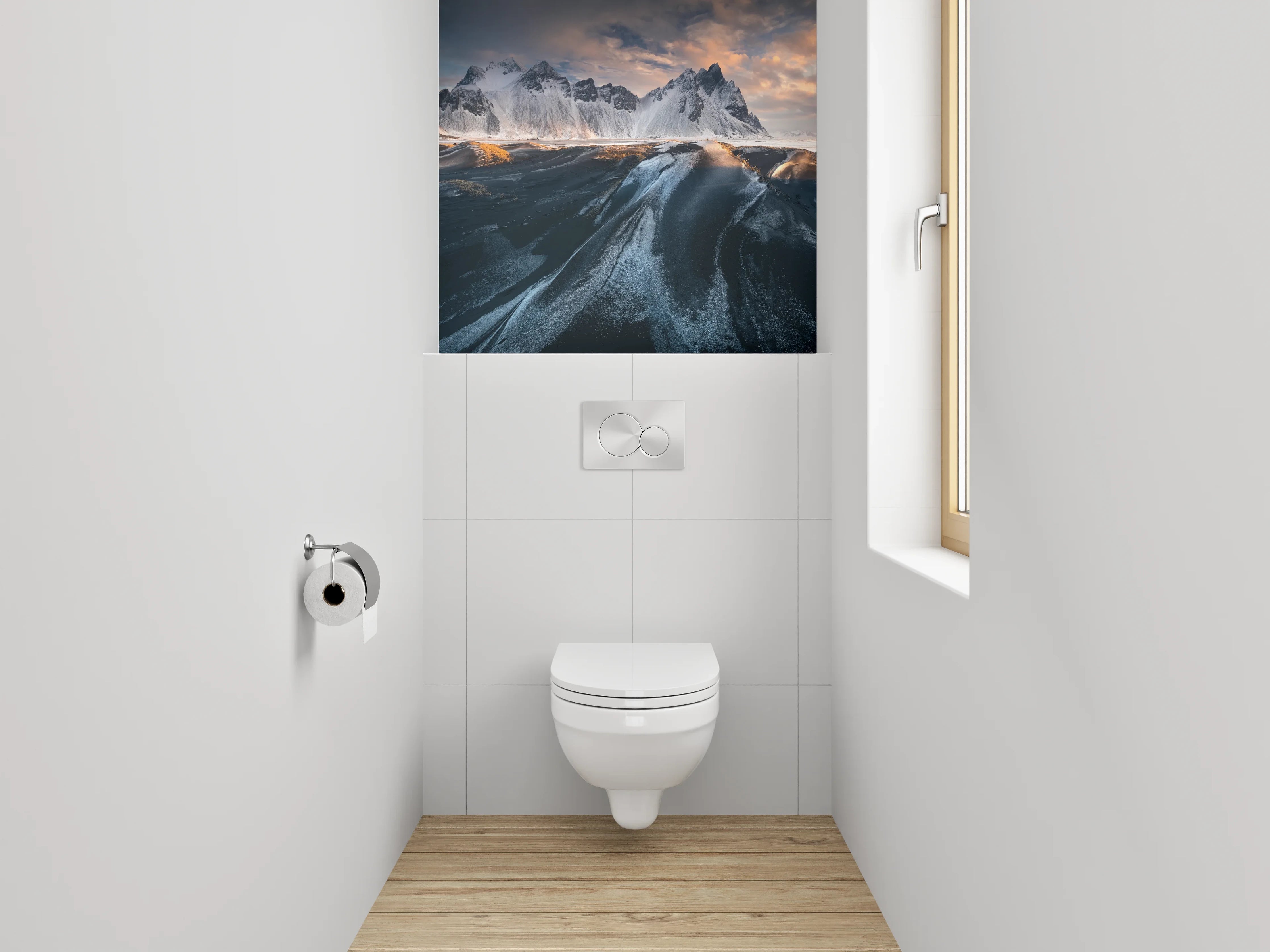 WC-Rückwand - Schwarzer Sandstrand mit schneebedeckten Bergen