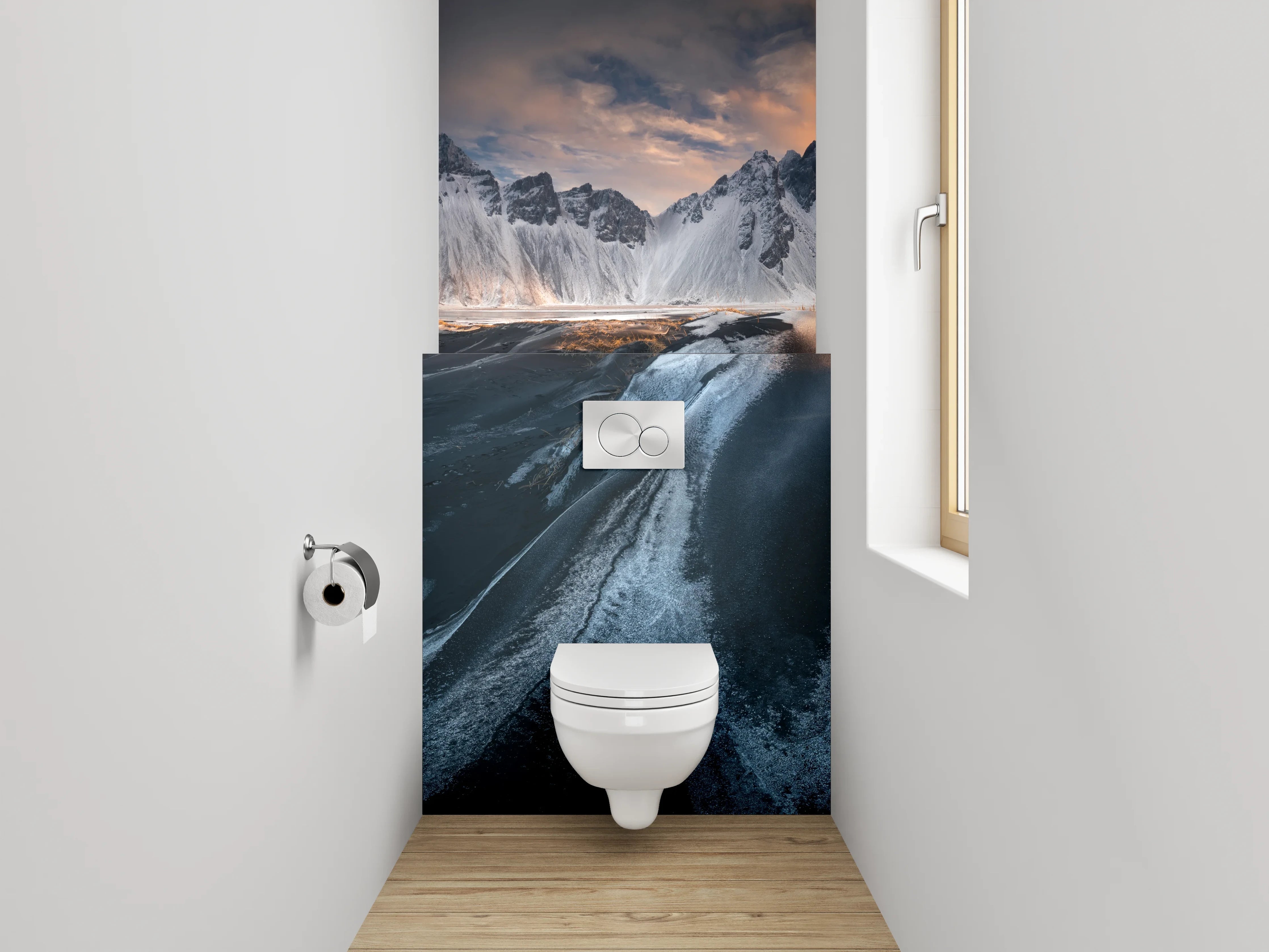 WC-Rückwand - Schwarzer Sandstrand mit schneebedeckten Bergen
