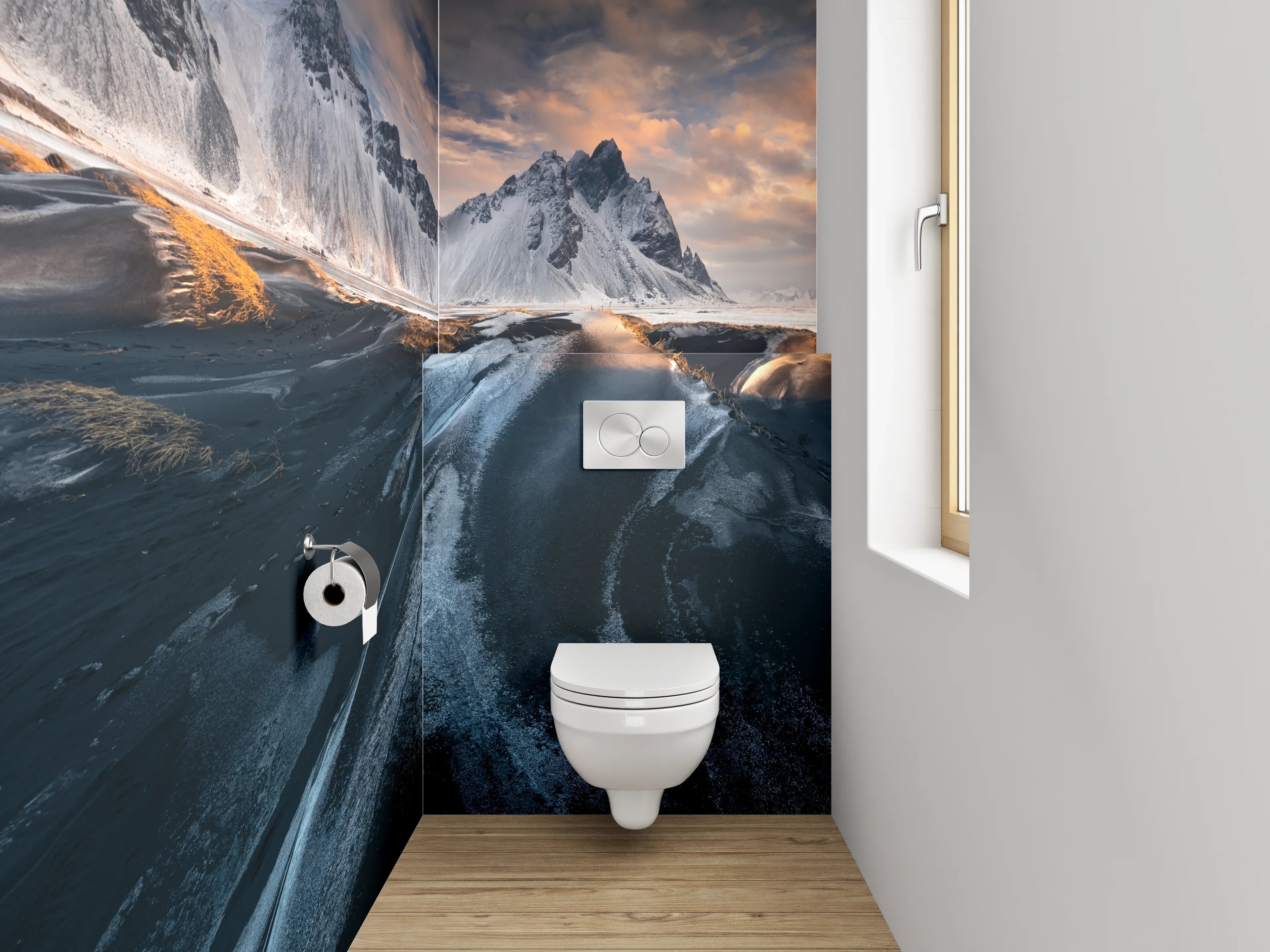WC-Rückwand - Schwarzer Sandstrand mit schneebedeckten Bergen