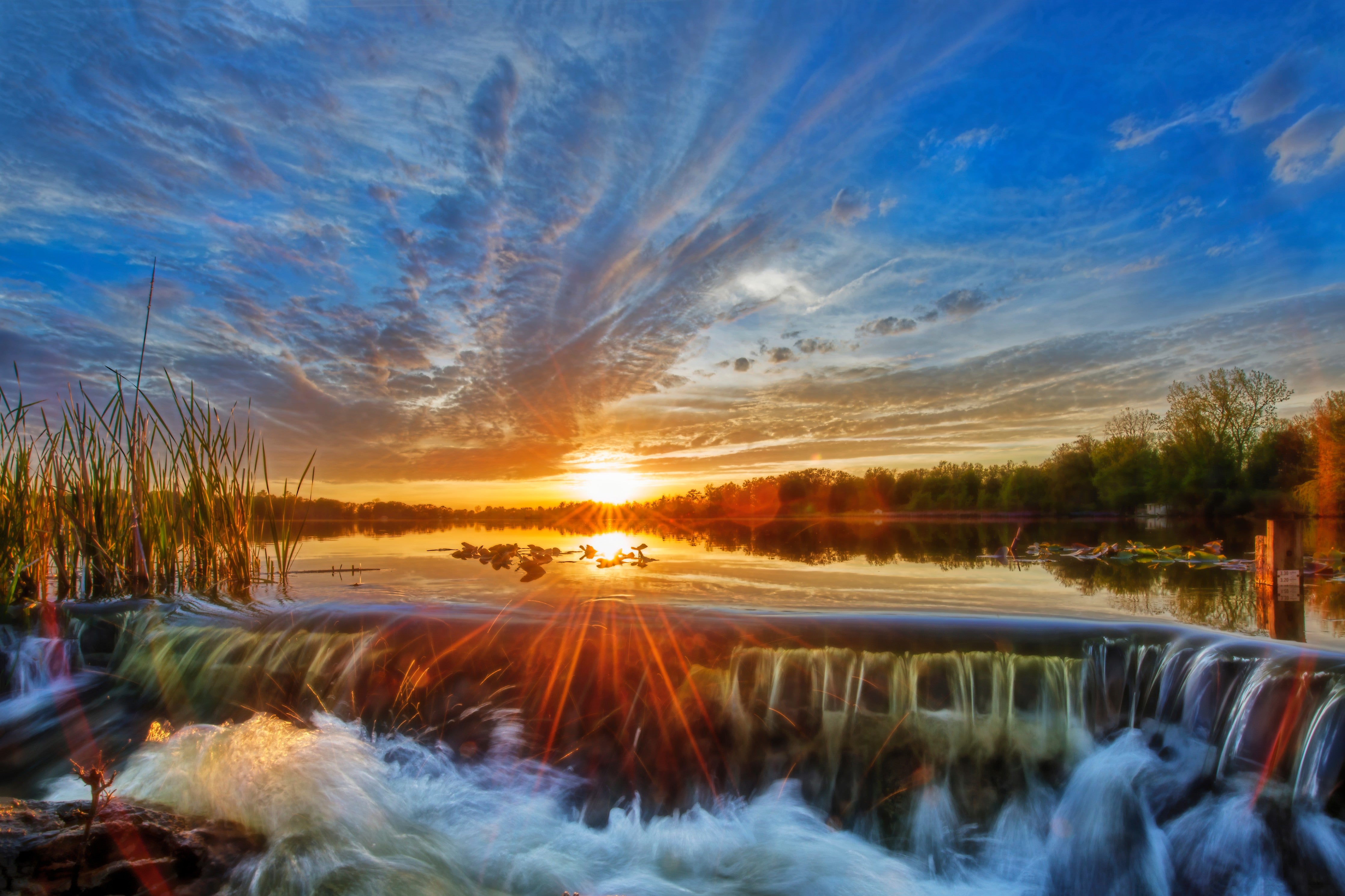 WC-Rückwand-Sonnenuntergang am See mit Wasserfall