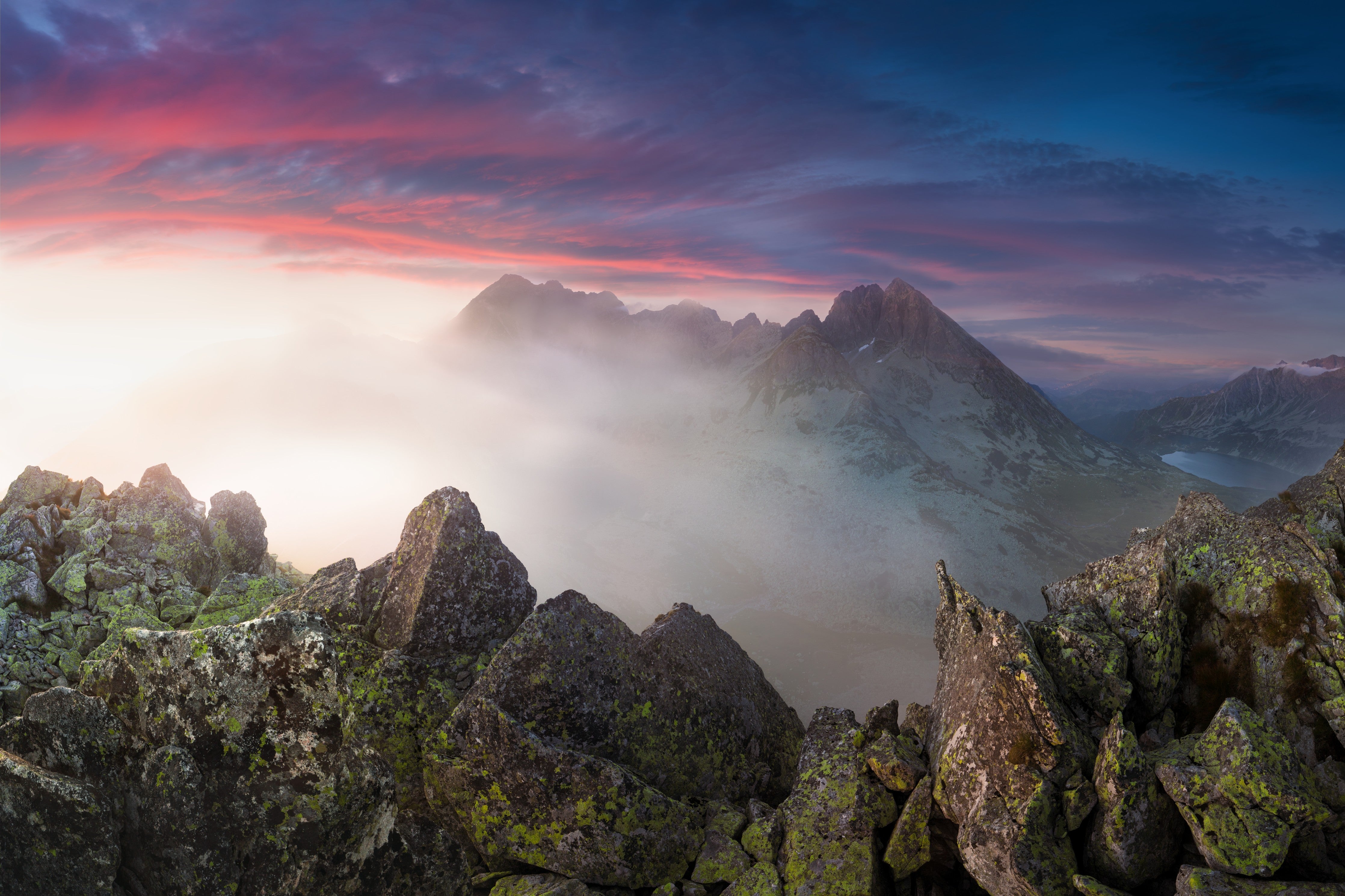 WC-Rückwand-Sonnenuntergang über mystischen Bergen