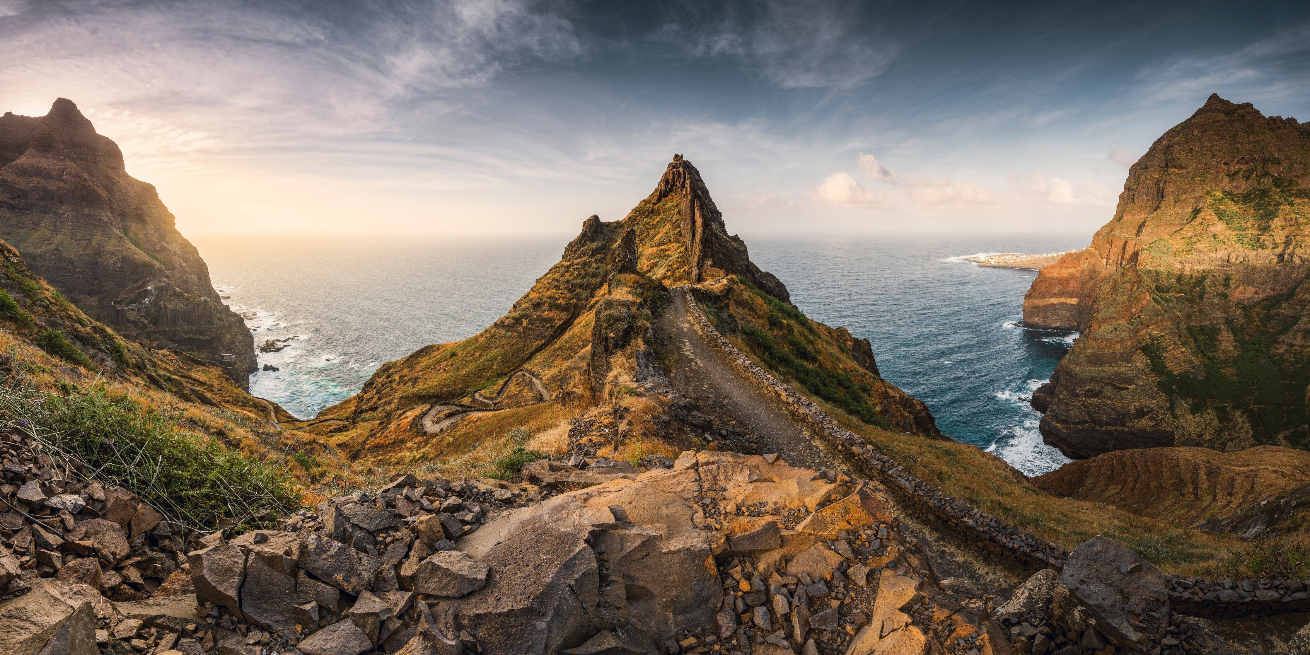 WC-Rückwand-Spektakuläre Berglandschaft am Meer
