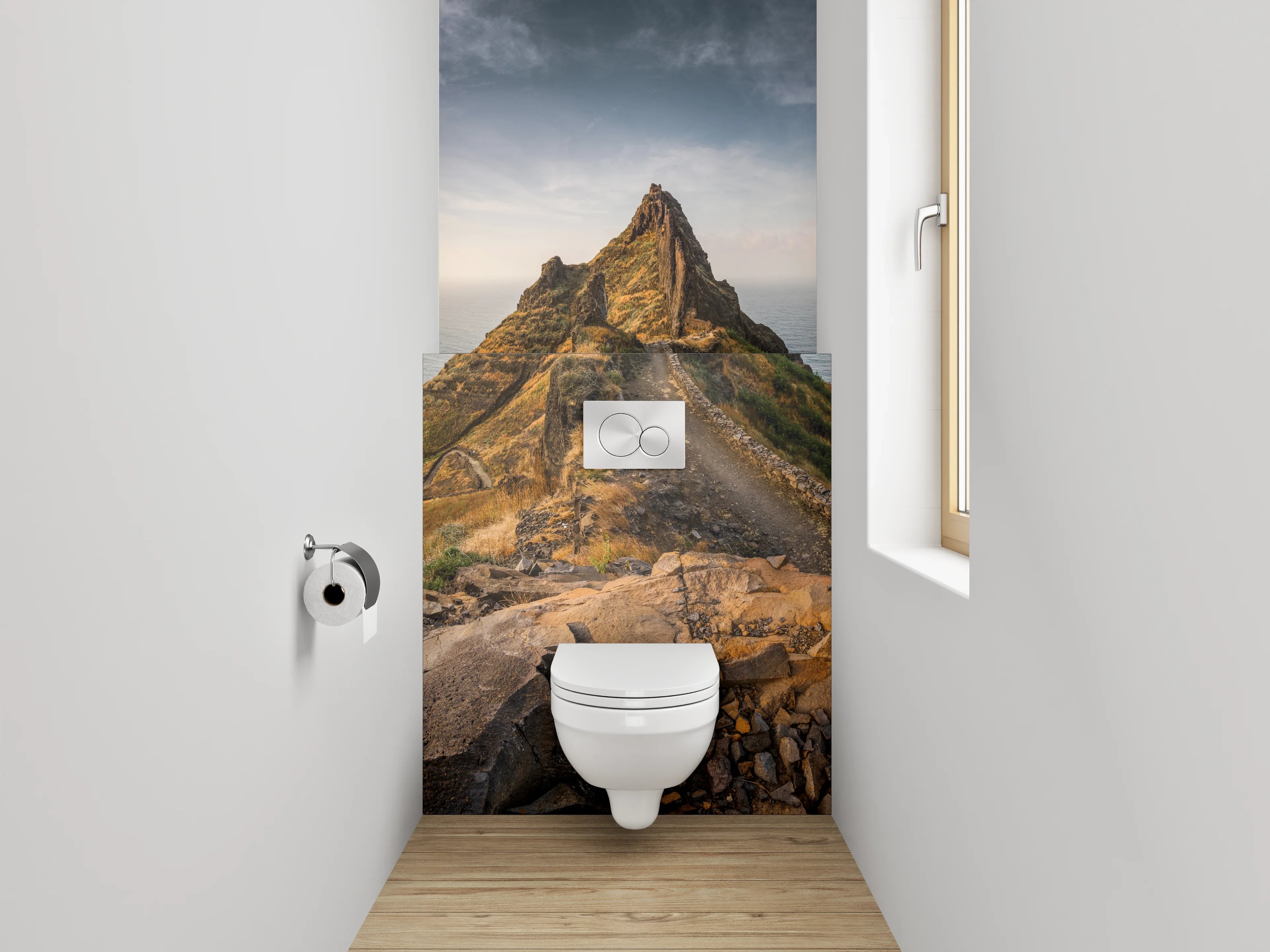 WC-Rückwand - Spektakuläre Berglandschaft am Meer