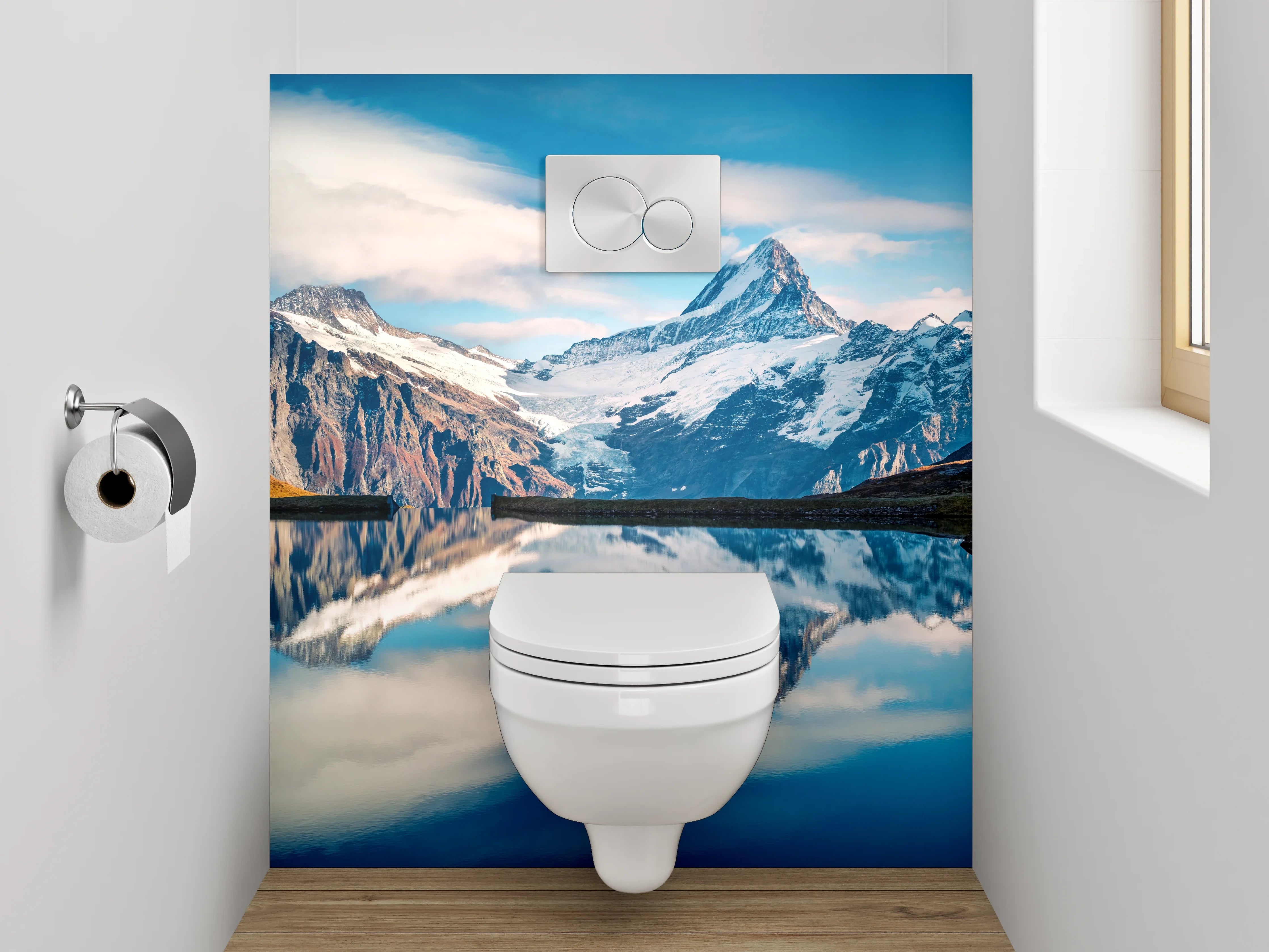 WC-Rückwand - Spiegelnde Berglandschaft am See