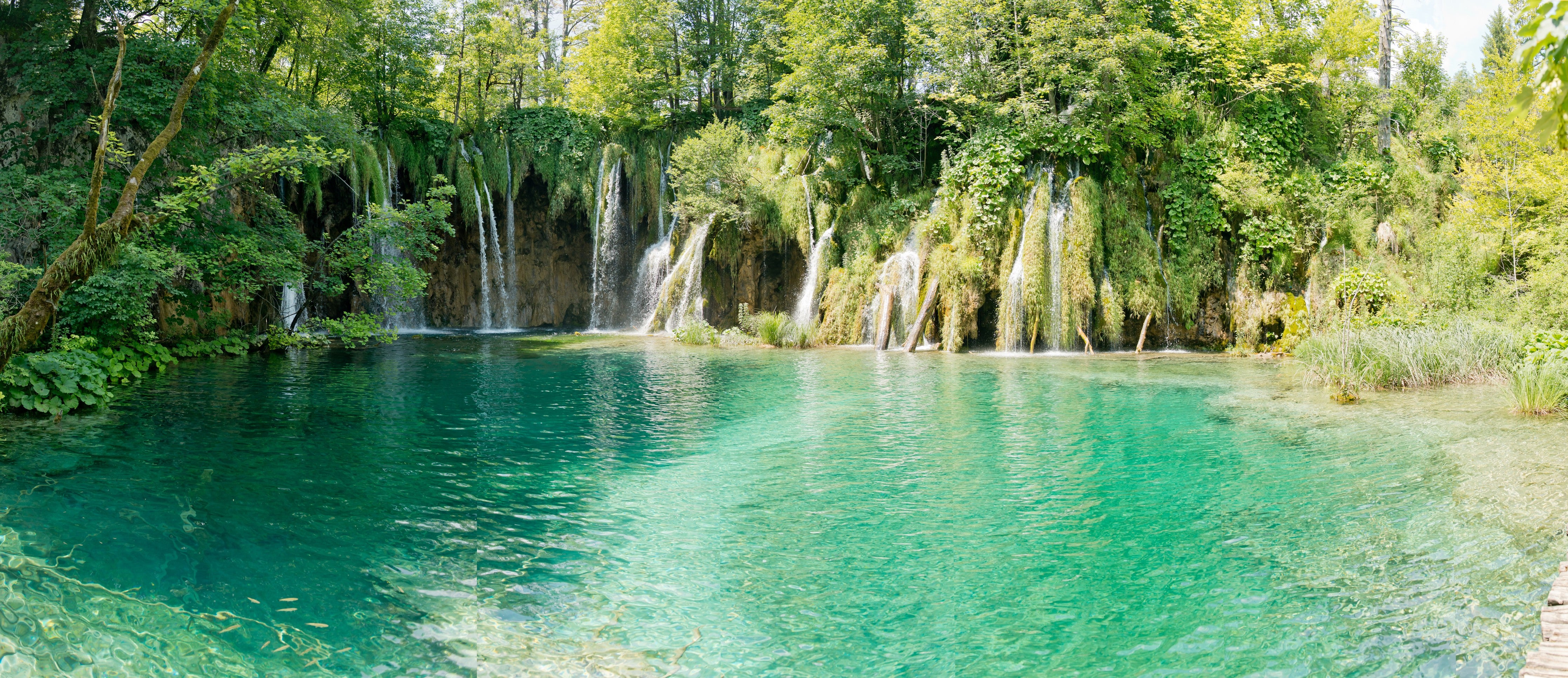 WC-Rückwand-Wasserfall Idylle am smaragdgrünen See