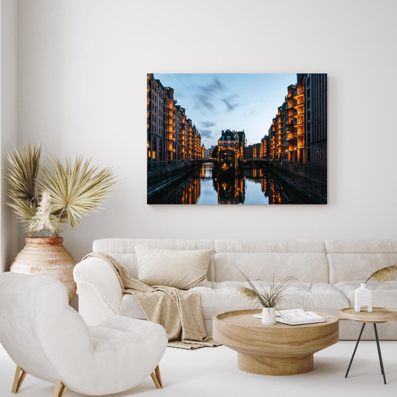 Wandbild -  Ausblick von der Poggenmühlenbrücke - Hamburg in exotisch eingerichtetem Wohnzimmer über gemütlicher Couch