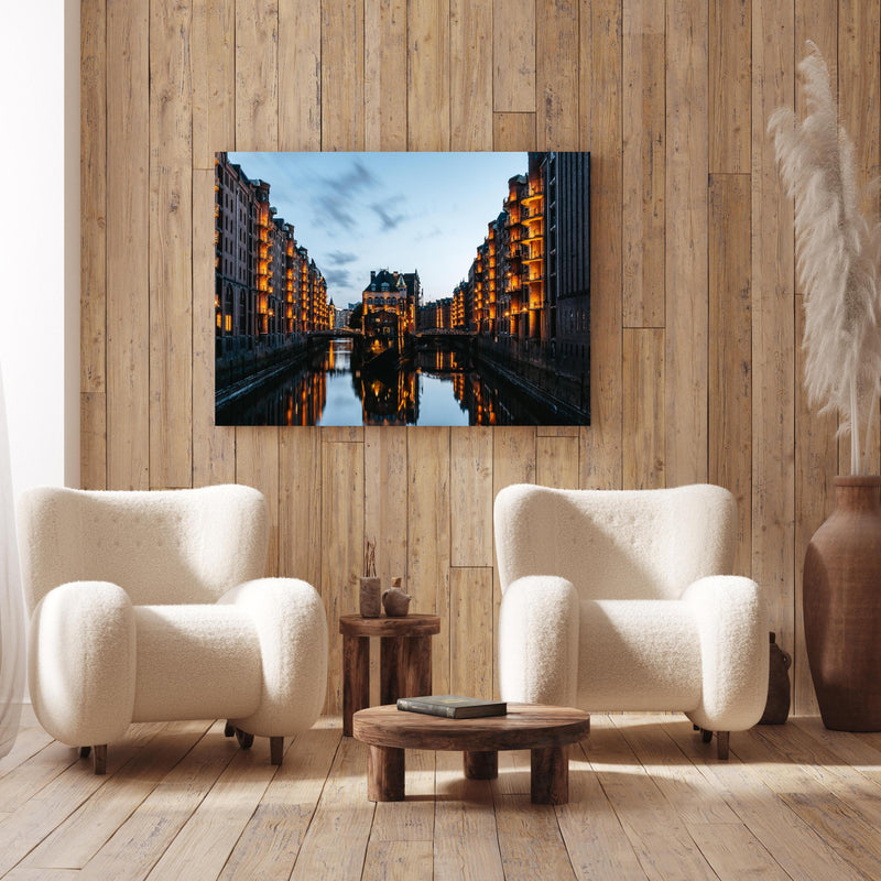 Wandbild -  Ausblick von der Poggenmühlenbrücke - Hamburg an Holzwand hinter sanften Sesseln mit Plüschbezug