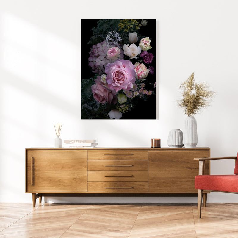 Wandbild -  Garten Blumen mit dunklem Hintergrund an cremefarbener Wand über klassischer Holzkommode