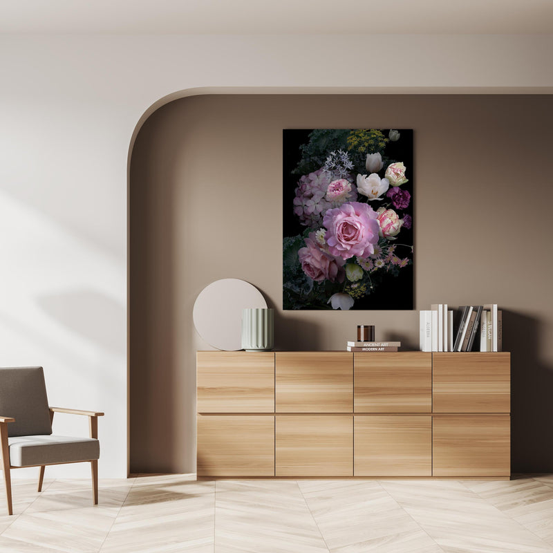 Wandbild -  Garten Blumen mit dunklem Hintergrund über doppelter Holzkommode mit Vase und Büchersammlung