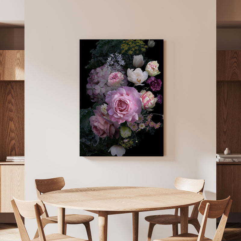 Wandbild -  Garten Blumen mit dunklem Hintergrund an beiger Wand hinter handgeschnitztem Holztisch 