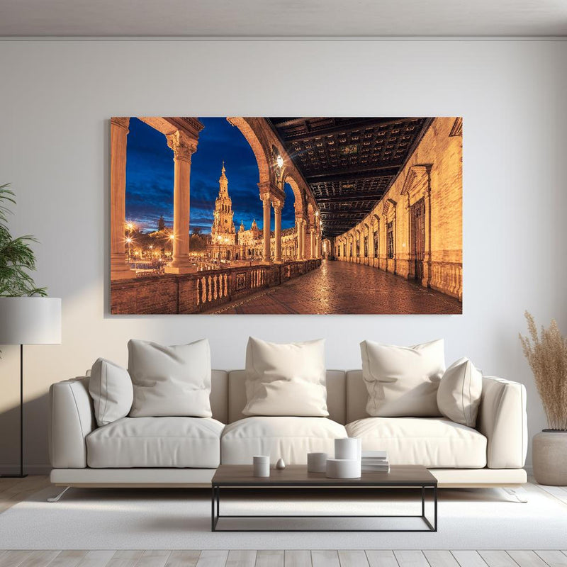 Wandbild -  Plaza de Espana con Sevilla - Spanien hinter sanfter Couch mit cremefarbenen großen Kissen