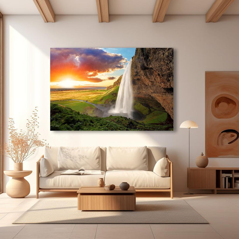 Wandbild -  Seljalandsfoss Wasserfall bei Sonnenuntergang in modernem Wohnzimmer im Loft-Stil