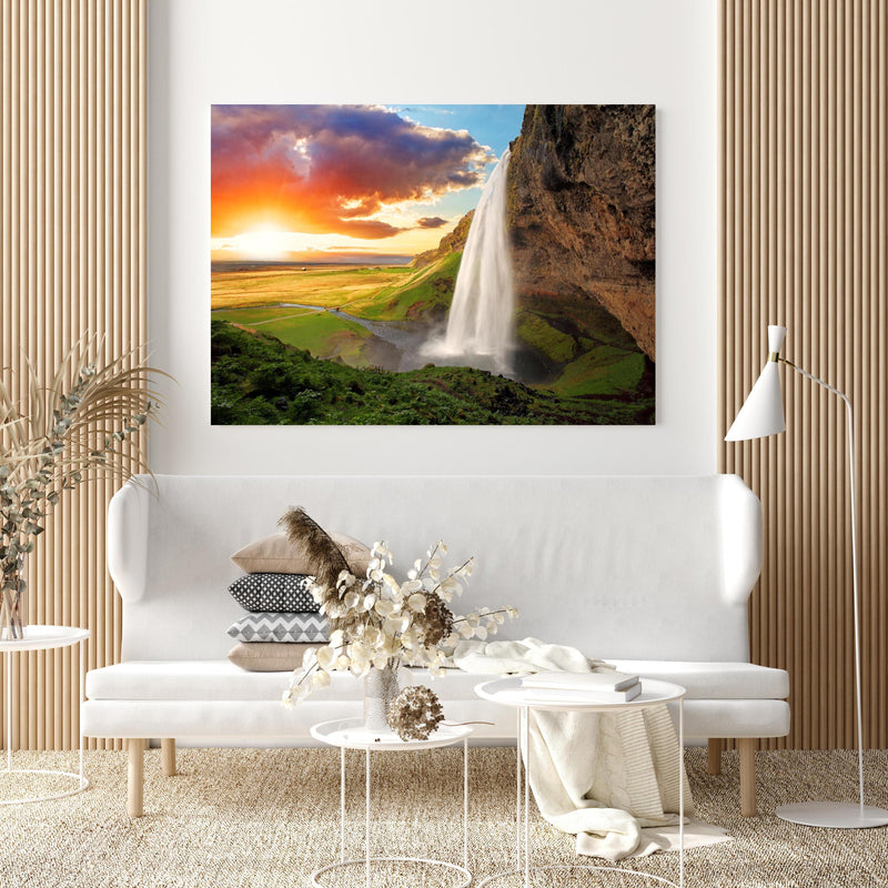 Wandbild -  Seljalandsfoss Wasserfall bei Sonnenuntergang in extravagant gestaltetem Raum mit minimalistischer Couch-quadratisch