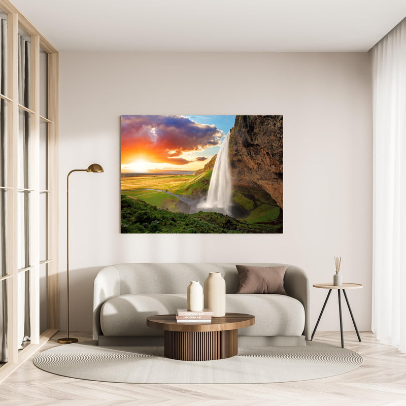 Wandbild -  Seljalandsfoss Wasserfall bei Sonnenuntergang in minimalistisch eingerichtetem cremefarbenen Wohnzimmer