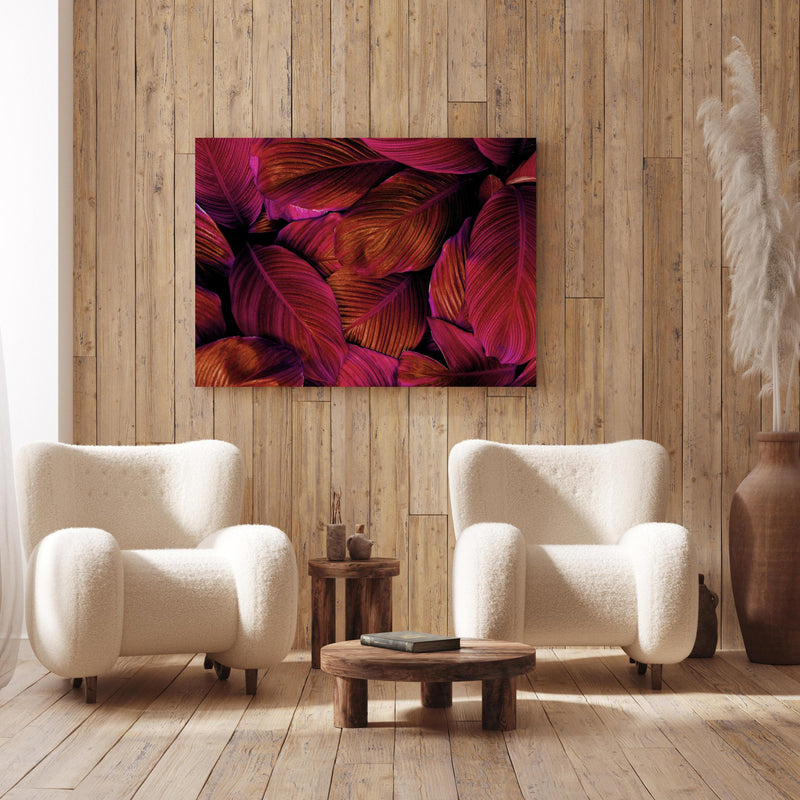 Wandbild -  Spathiphyllum cannifolium - Rosa Blätter an Holzwand hinter sanften Sesseln mit Plüschbezug