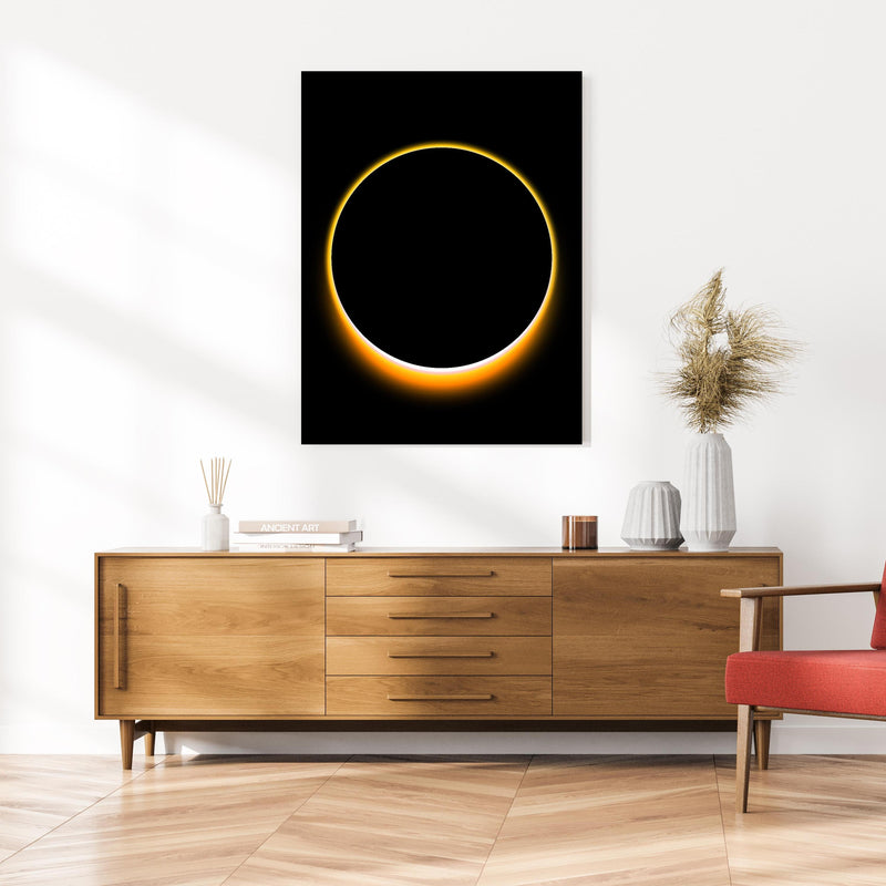 Wandbild -  Totale Sonnenfinsternis an cremefarbener Wand über klassischer Holzkommode