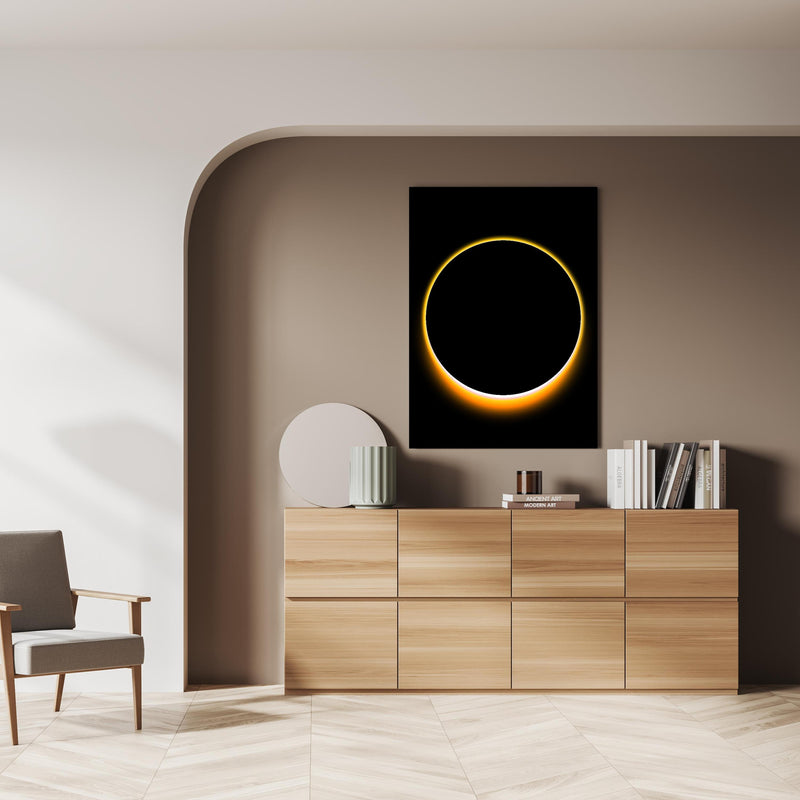 Wandbild -  Totale Sonnenfinsternis über doppelter Holzkommode mit Vase und Büchersammlung