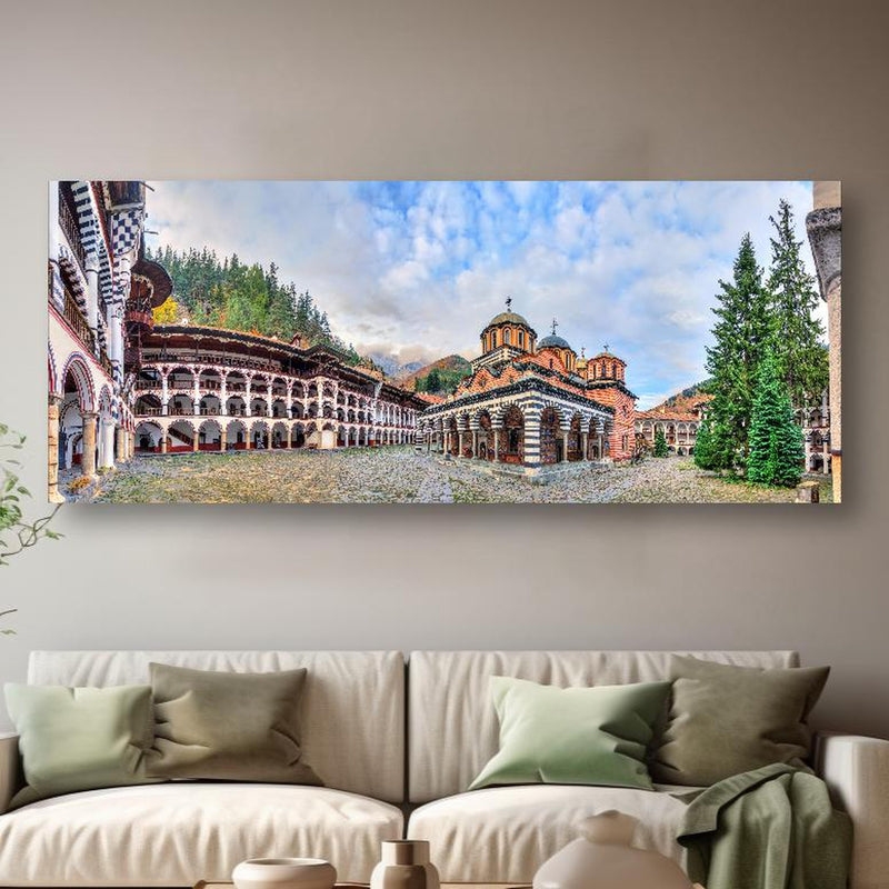 Wandbild -  Wunderschöner Panoramablick auf das Rila-Kloster in kreativ eingerichtetem Zimmer mit moderner Vase Zoom